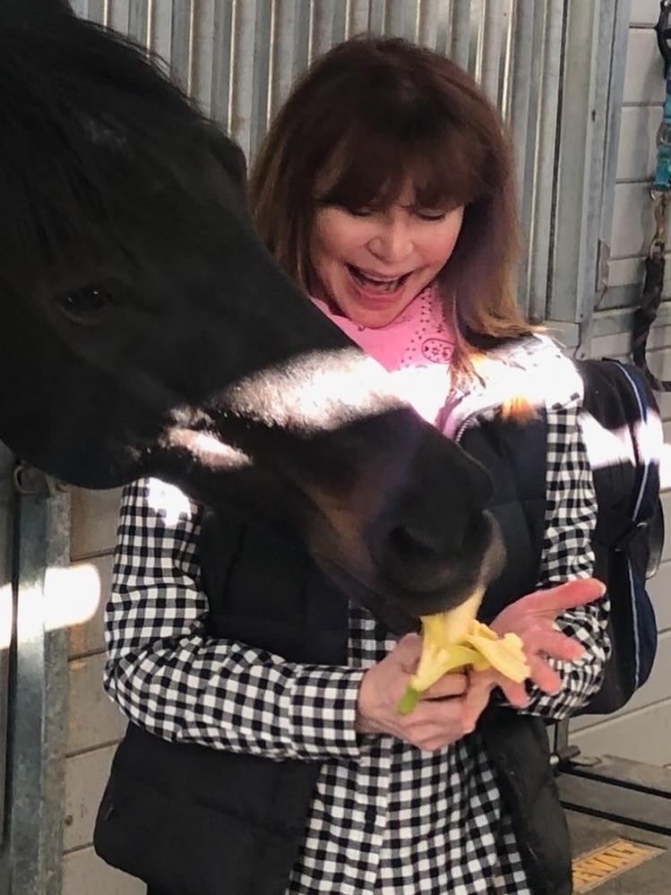Victoria Principal feeding her horse, Hargill aka Banana Man, on October 15, 2025 | Source: Instagram/victoriaprincipalofficial