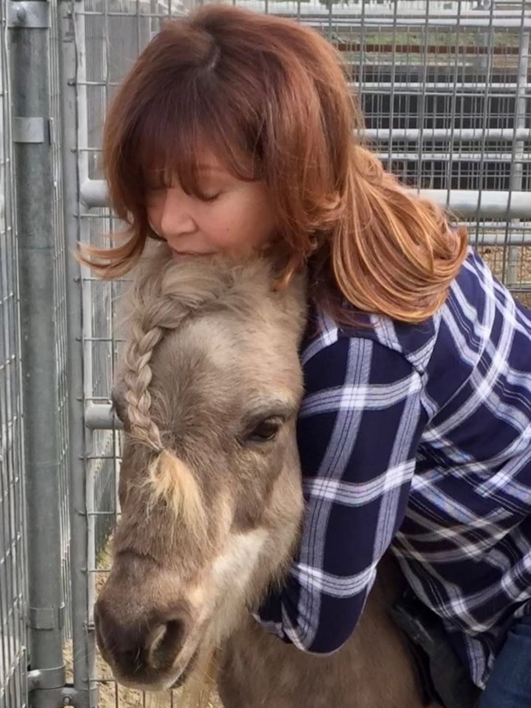 Victoria Principal hugging Tommy, the first pony she rescued who is now 29, on October 29, 2025 | Source: Instagram/victoriaprincipalofficial