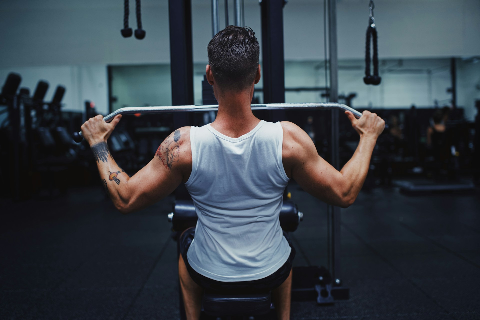 A man working out in the gym | Source: Unsplash