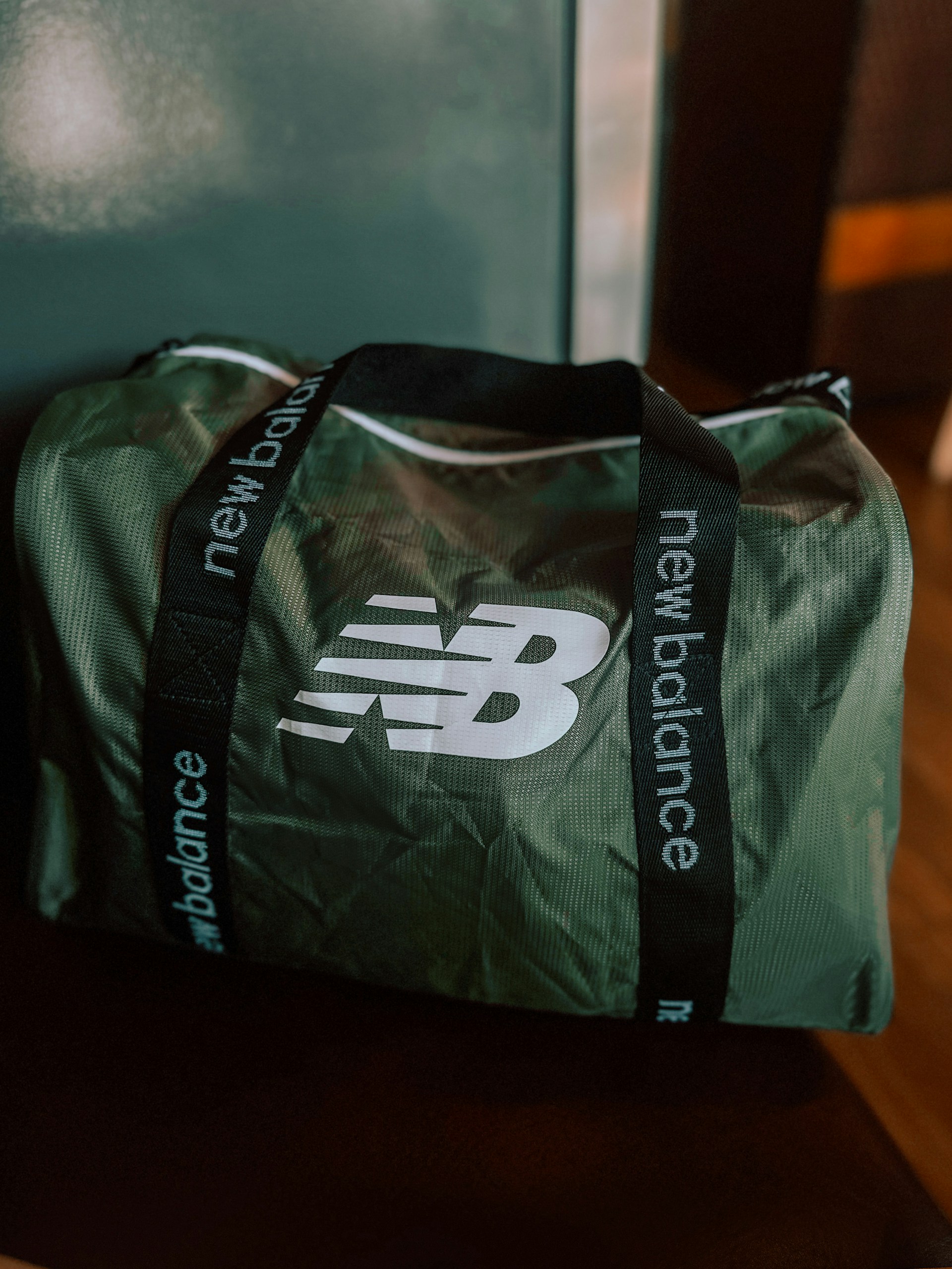 A gym bag on the table | Source: Unsplash