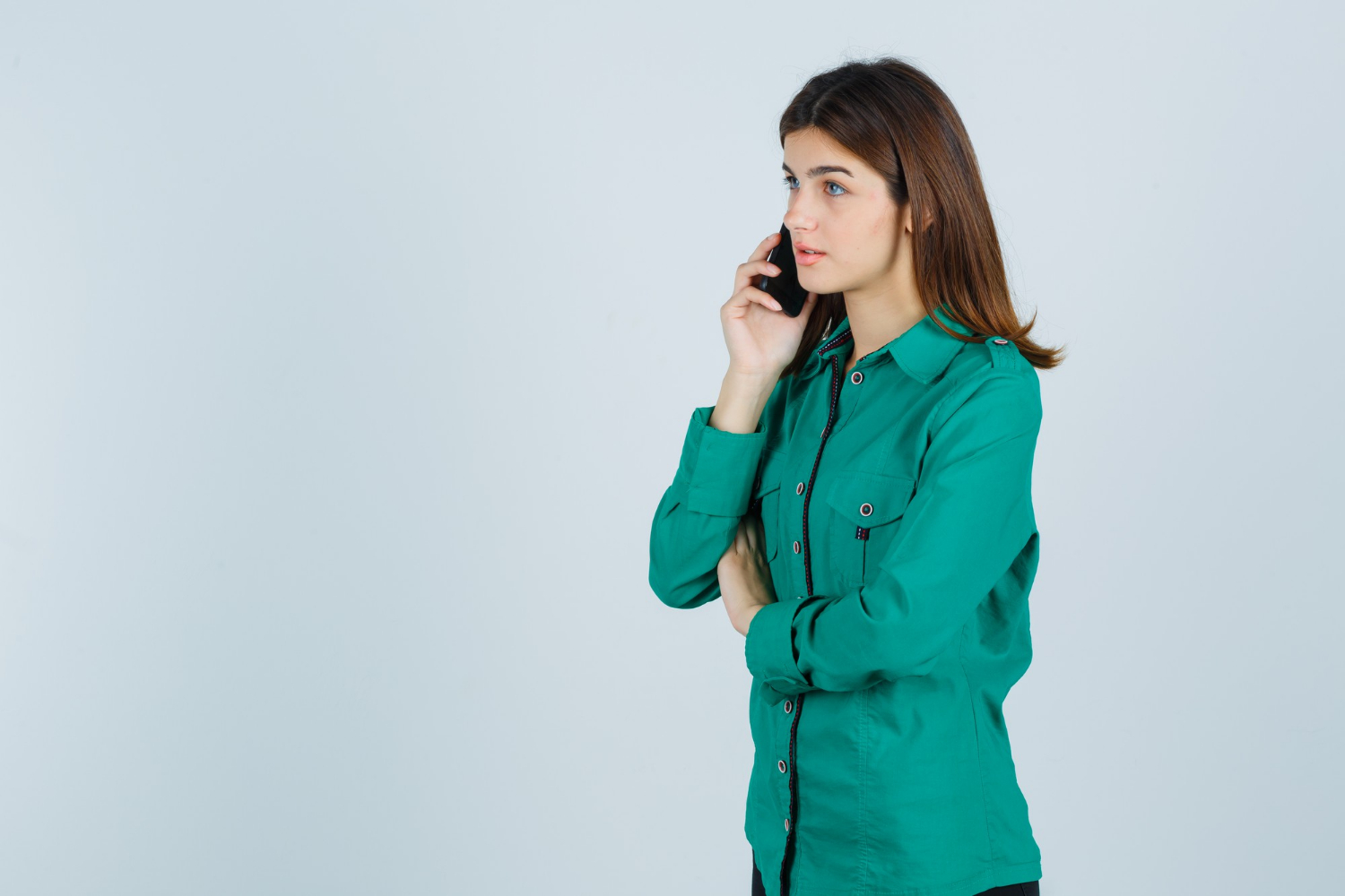 An anxious woman talking on the phone | Source: Freepik