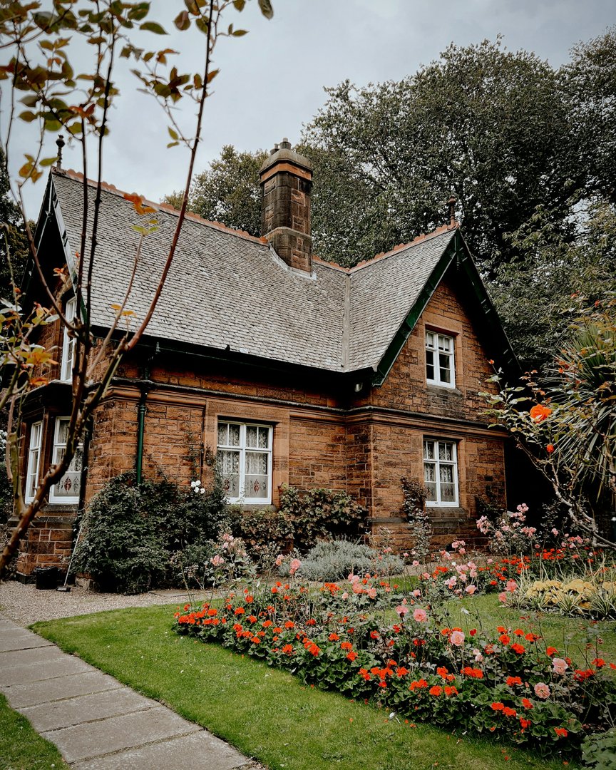 A house with a beautiful garden | Source: Unsplash