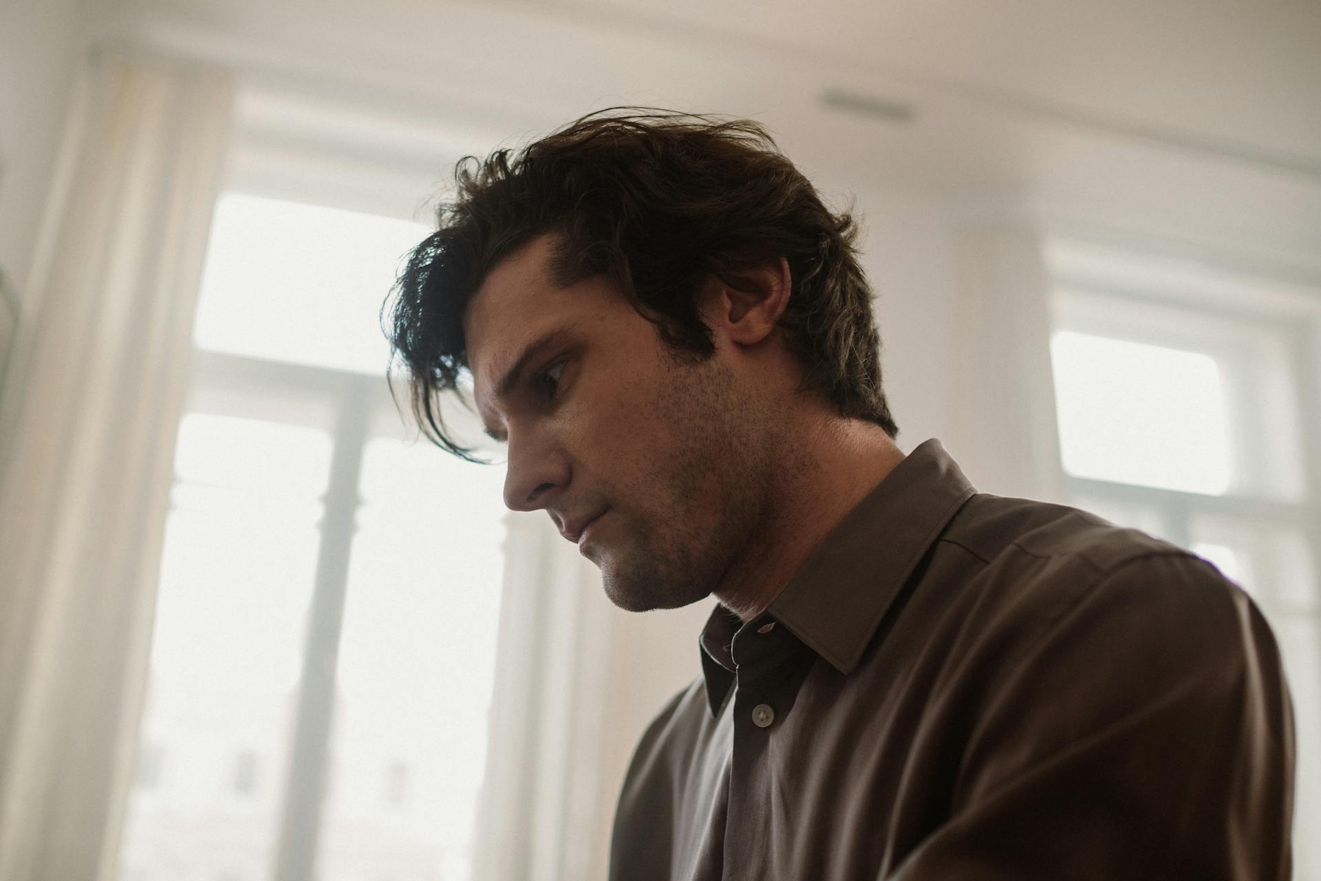 A man standing in his house | Source: Pexels