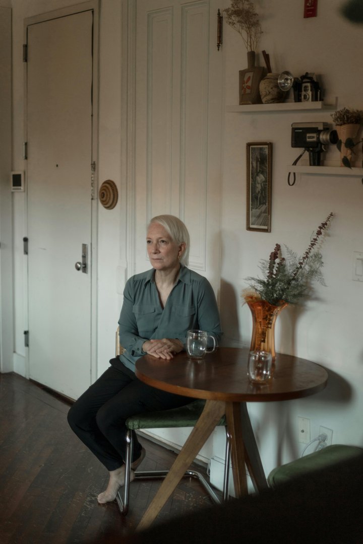 A serious woman sitting at a table | Source: Pexels