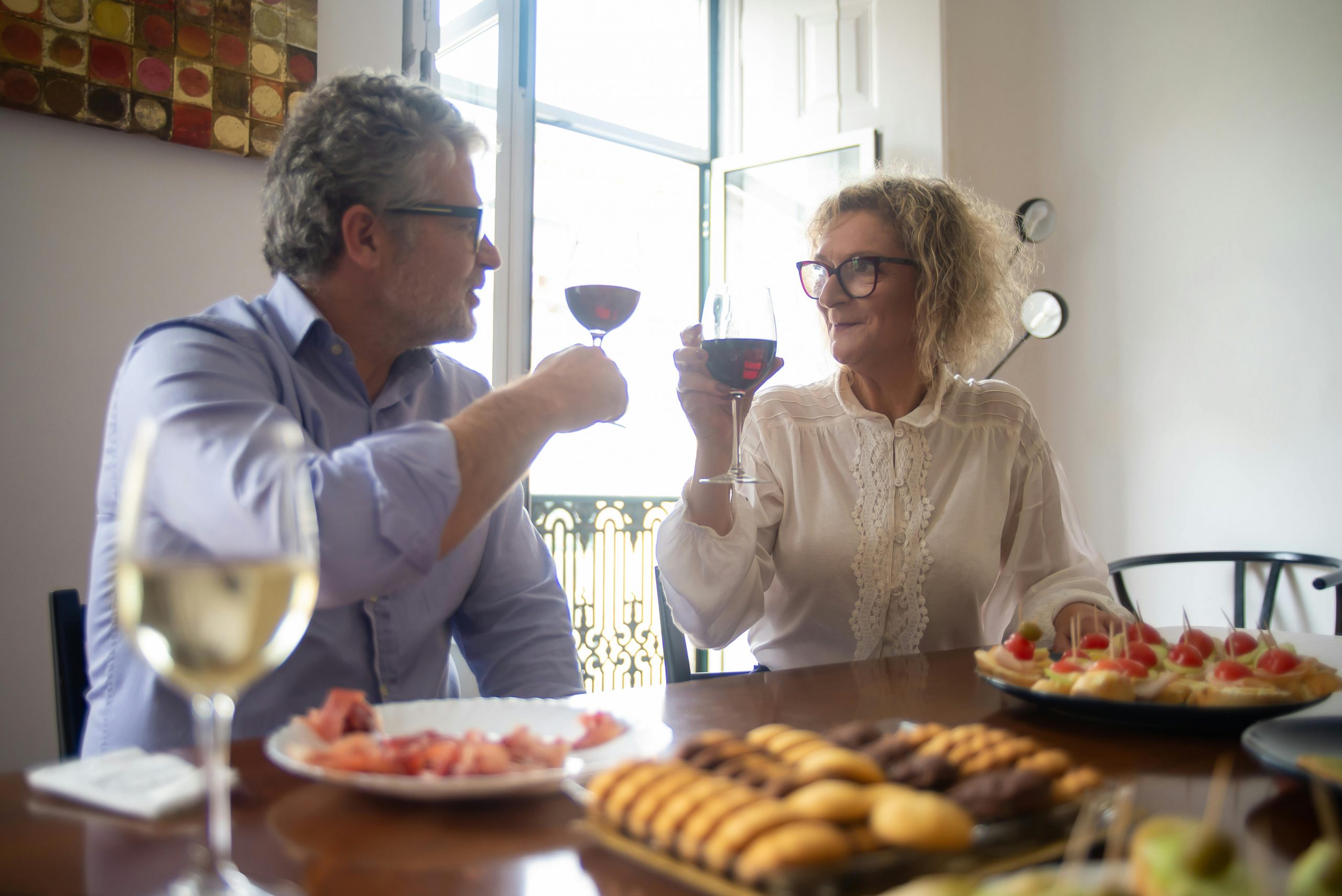 A happy couple making a toast | Source: Pexels