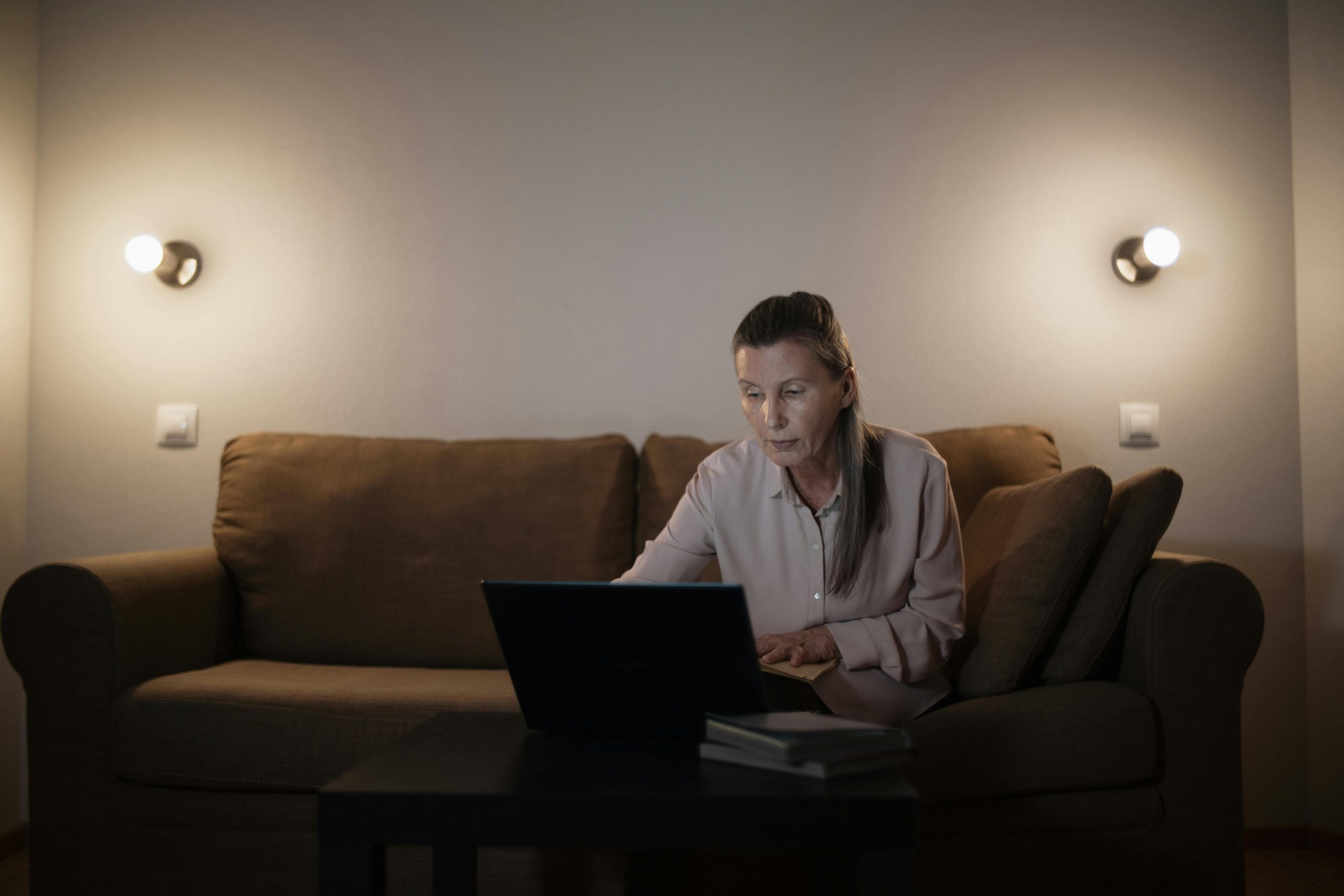 A woman busy on a laptop | Source: Pexels