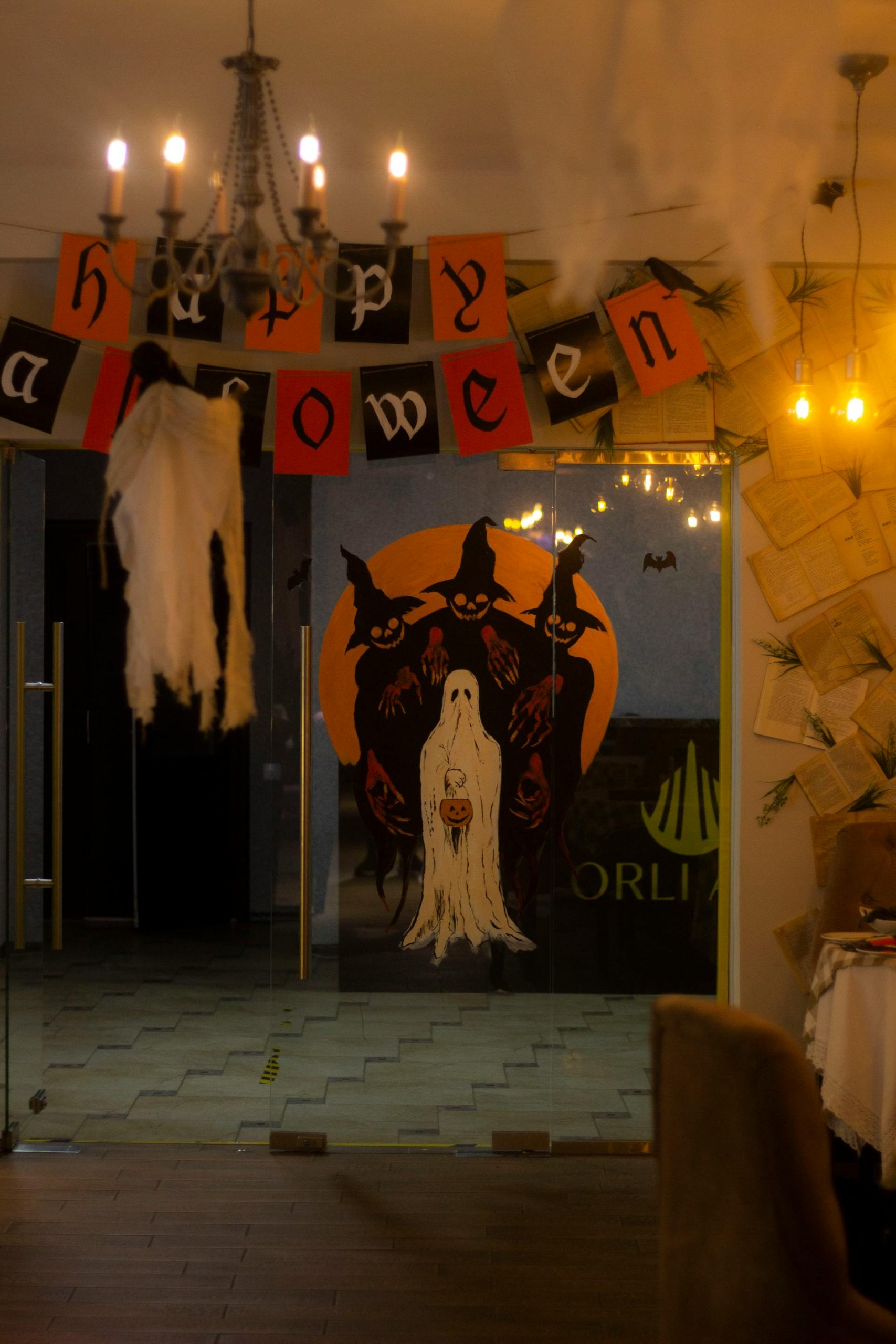 A room with Halloween decorations | Source: Pexels