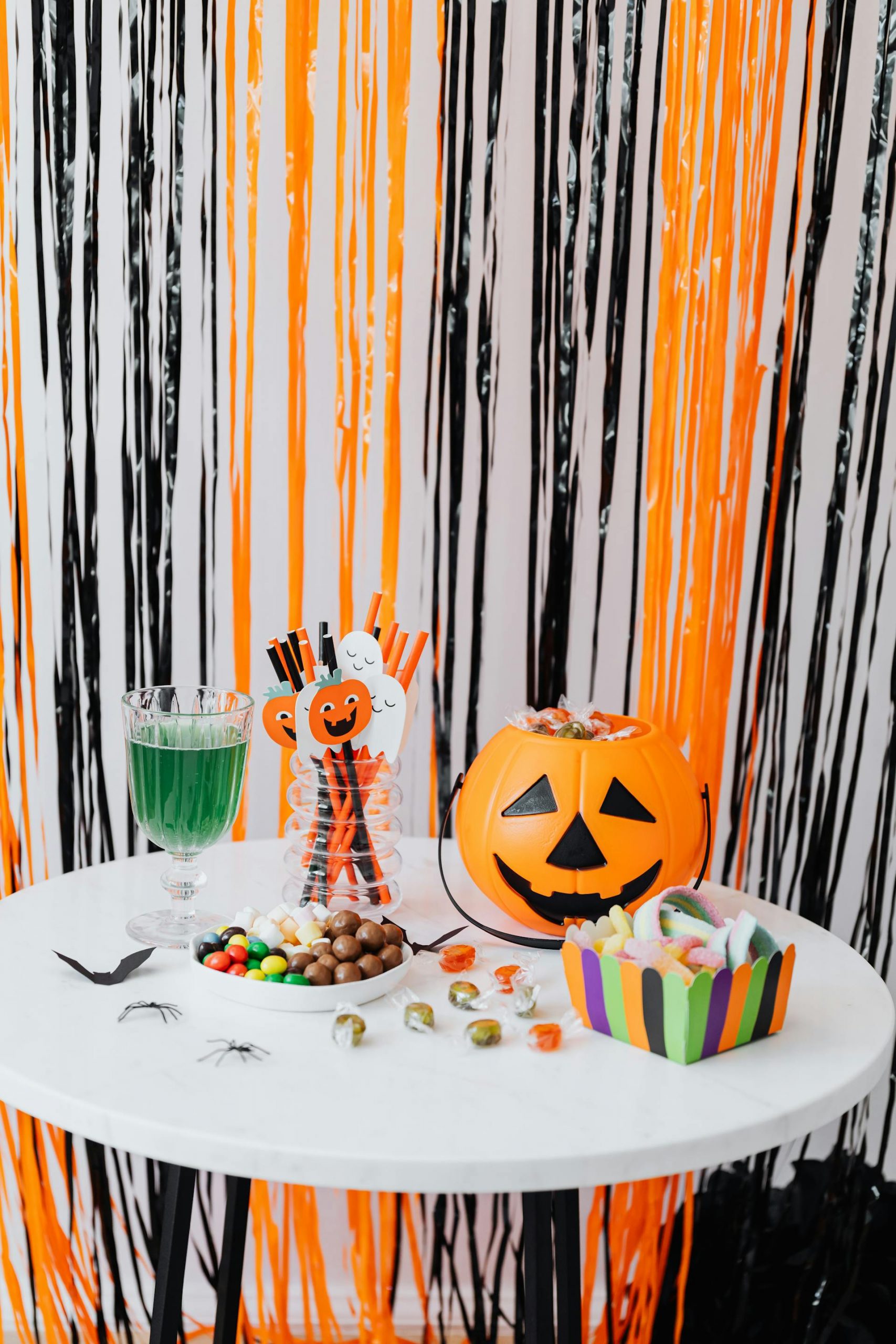 Jack o' lantern with candies on a table | Source: Pexels