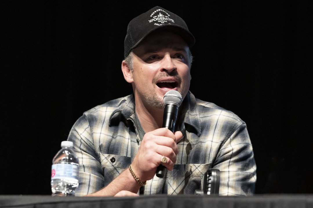 Tom Welling speaks on stage during Wizard World Comic Con on January 4, 2020, in New Orleans, Louisiana | Source: Getty Images