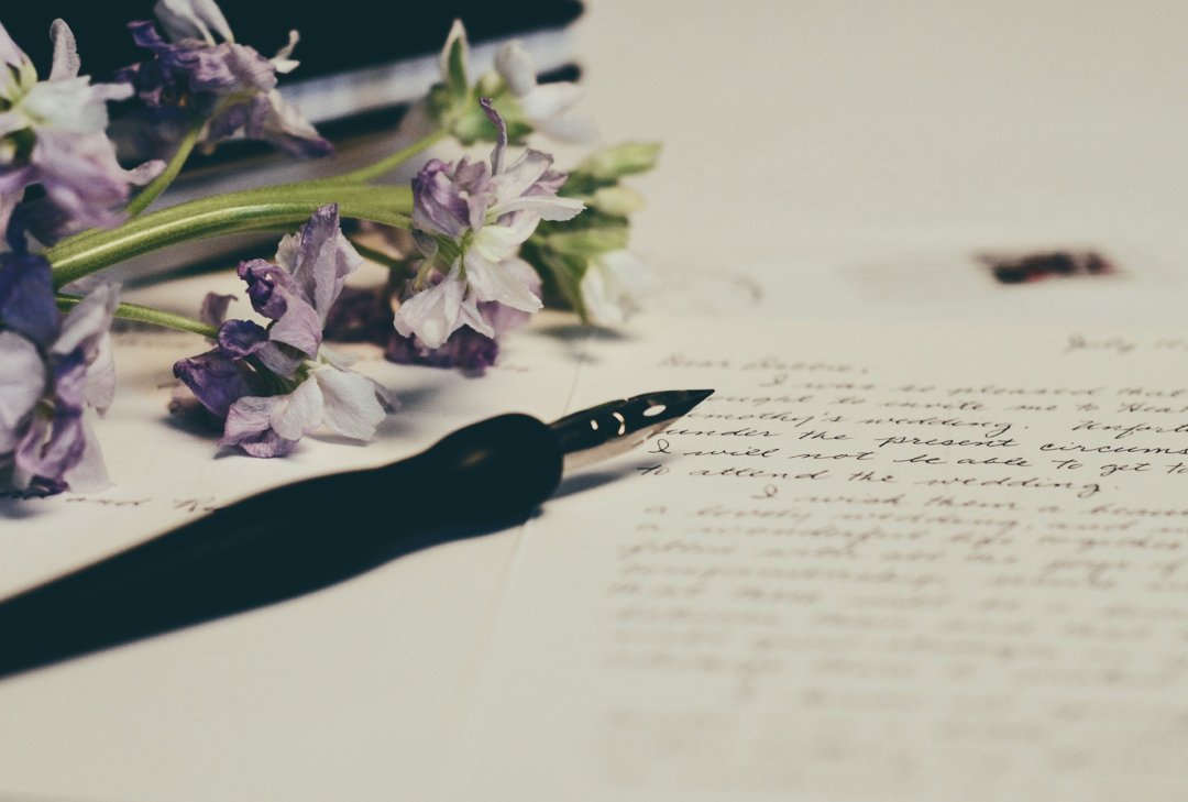 A handwritten letter on a table | Source: Unsplash