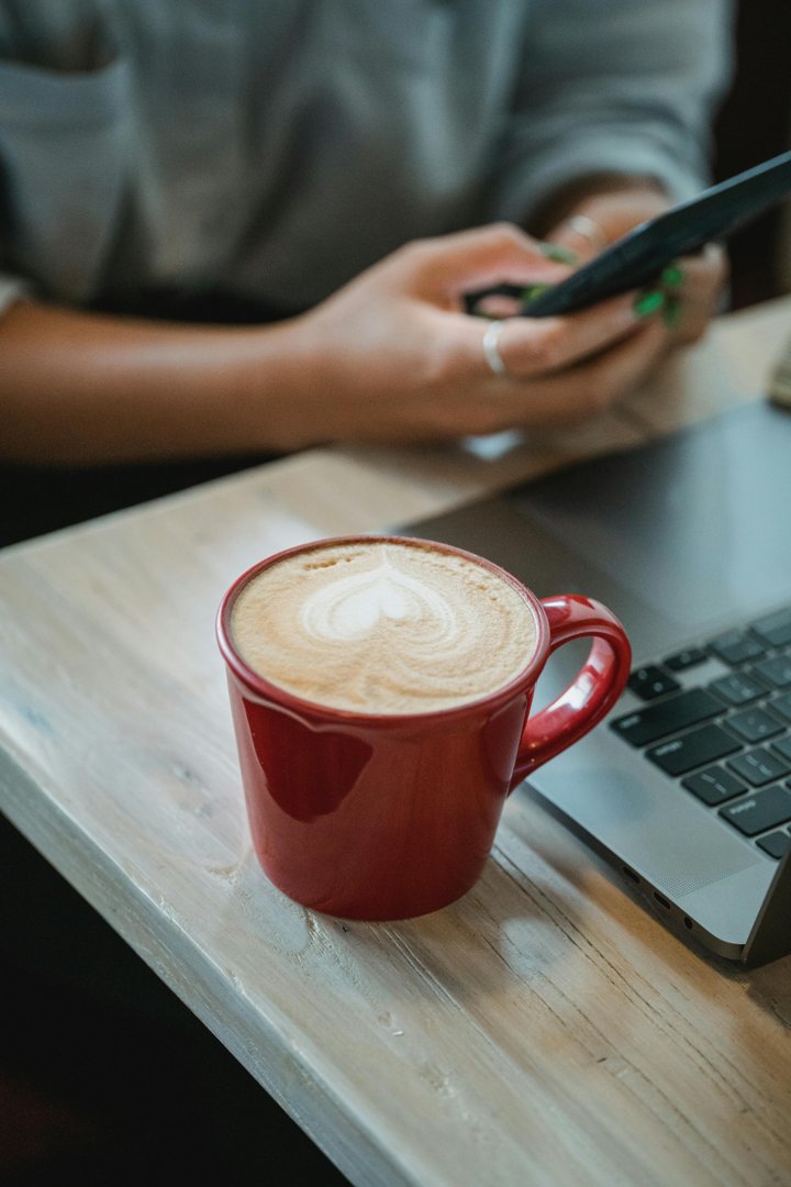 A woman typing on a cellphone | Source: Pexels