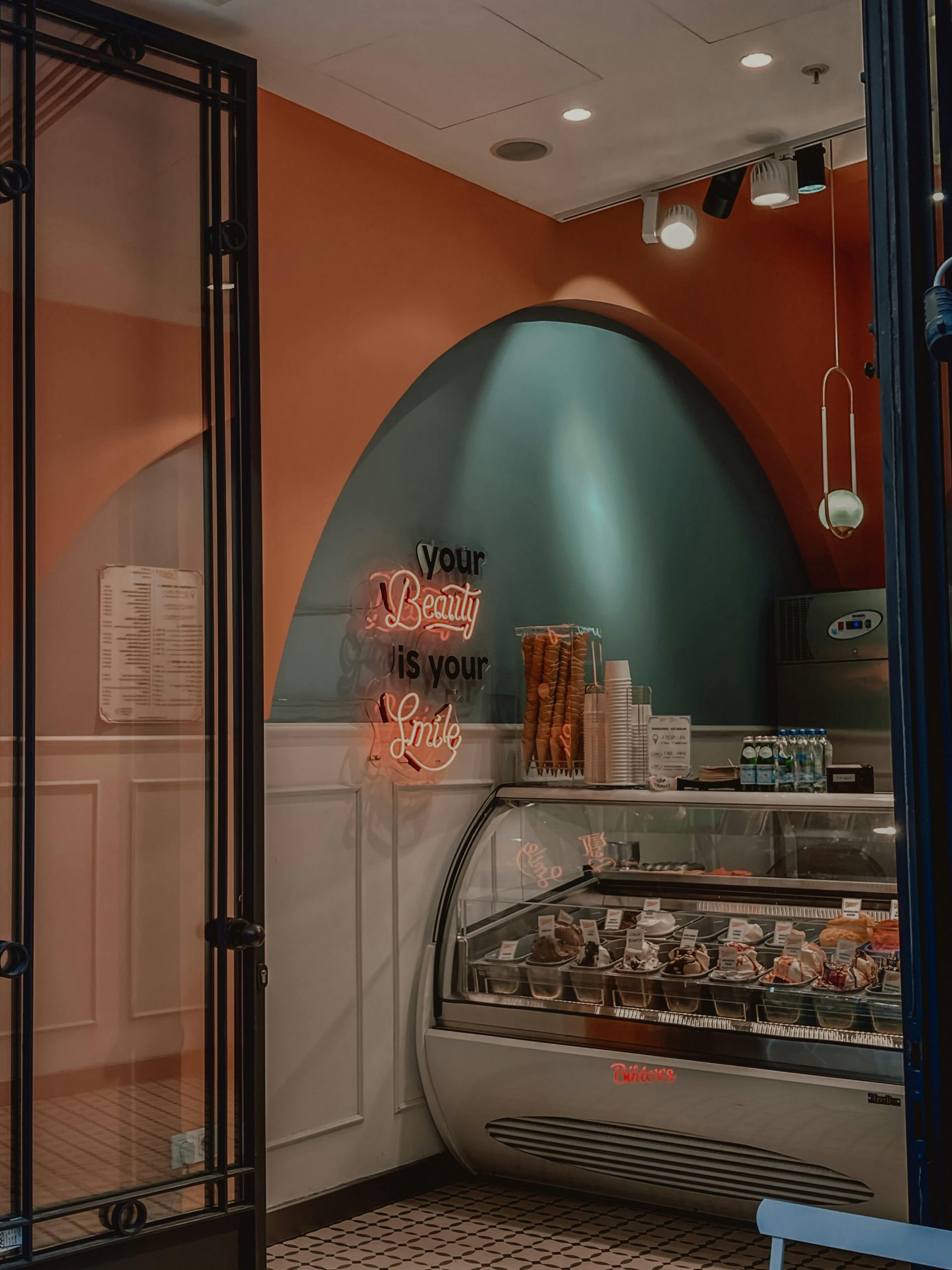 The interior of an ice cream parlor | Source: Pexels