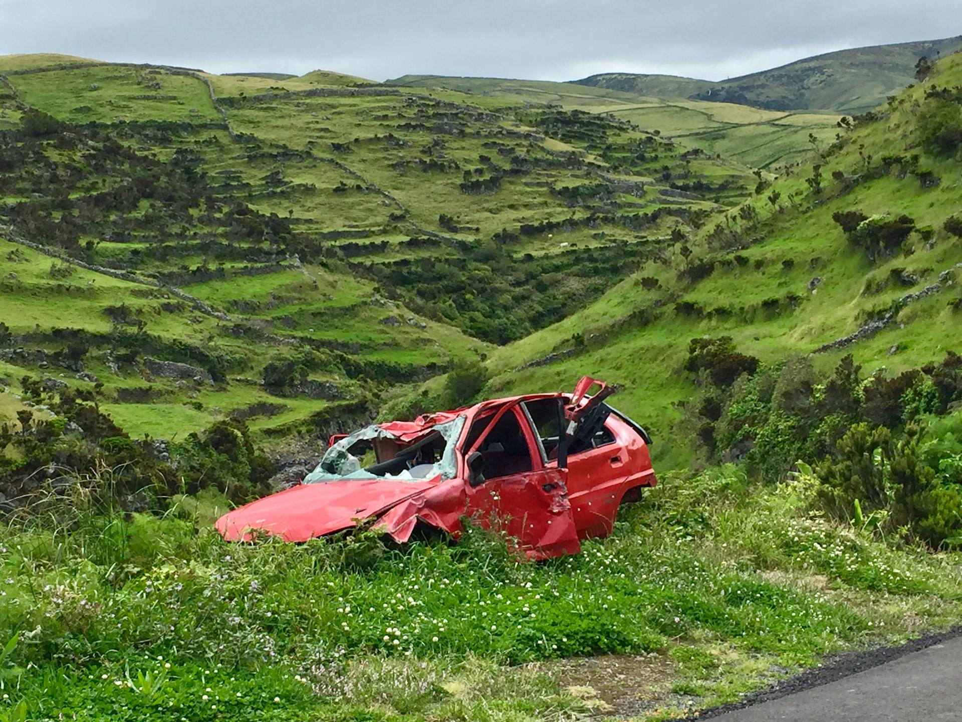 A wrecked car on the roadside | Source: Pexels
