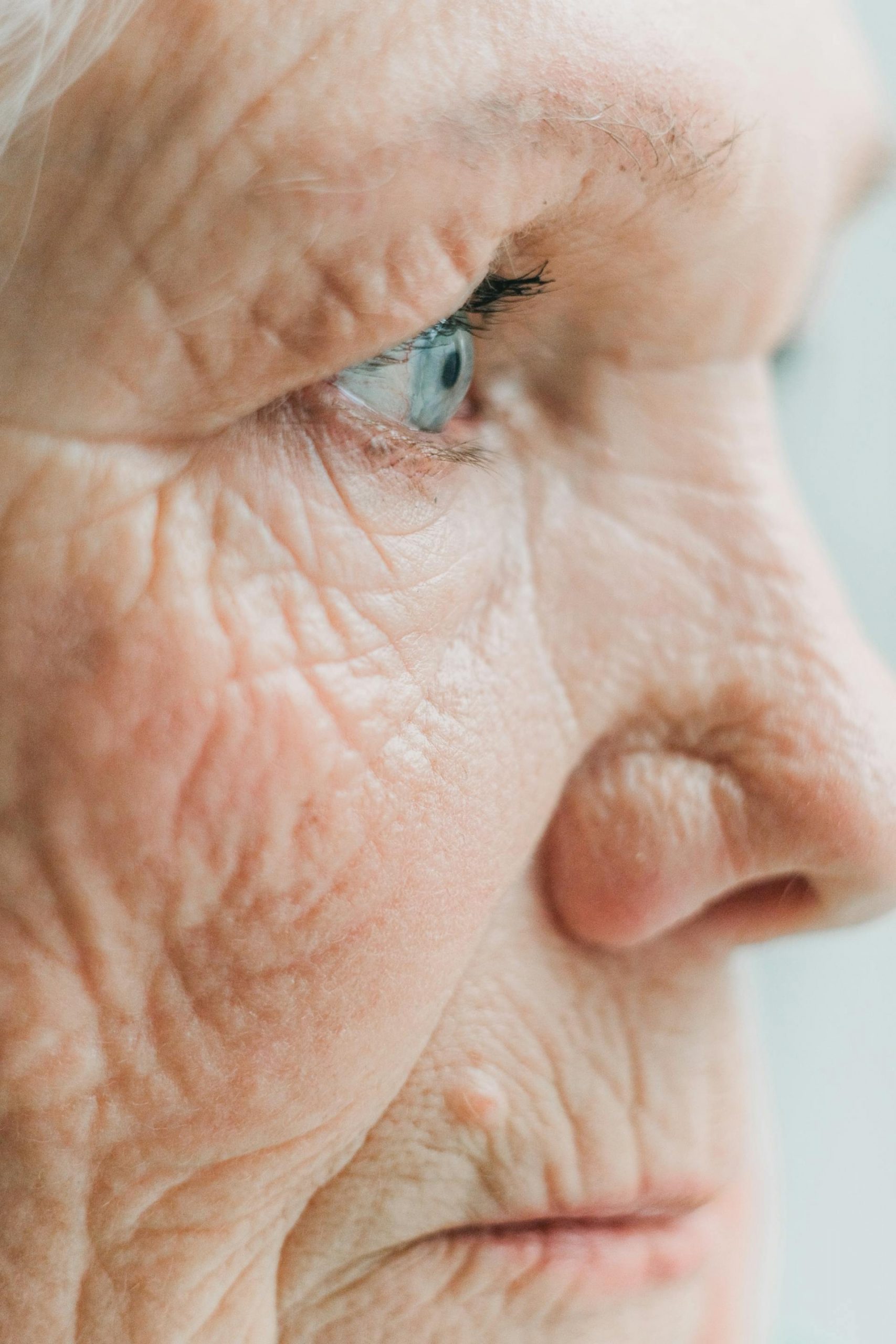 Close-up shot of a sad elderly woman | Source: Pexels