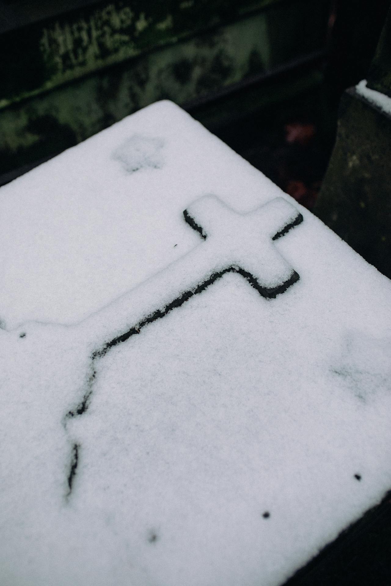 A tombstone covered with snow | Source: Pexels