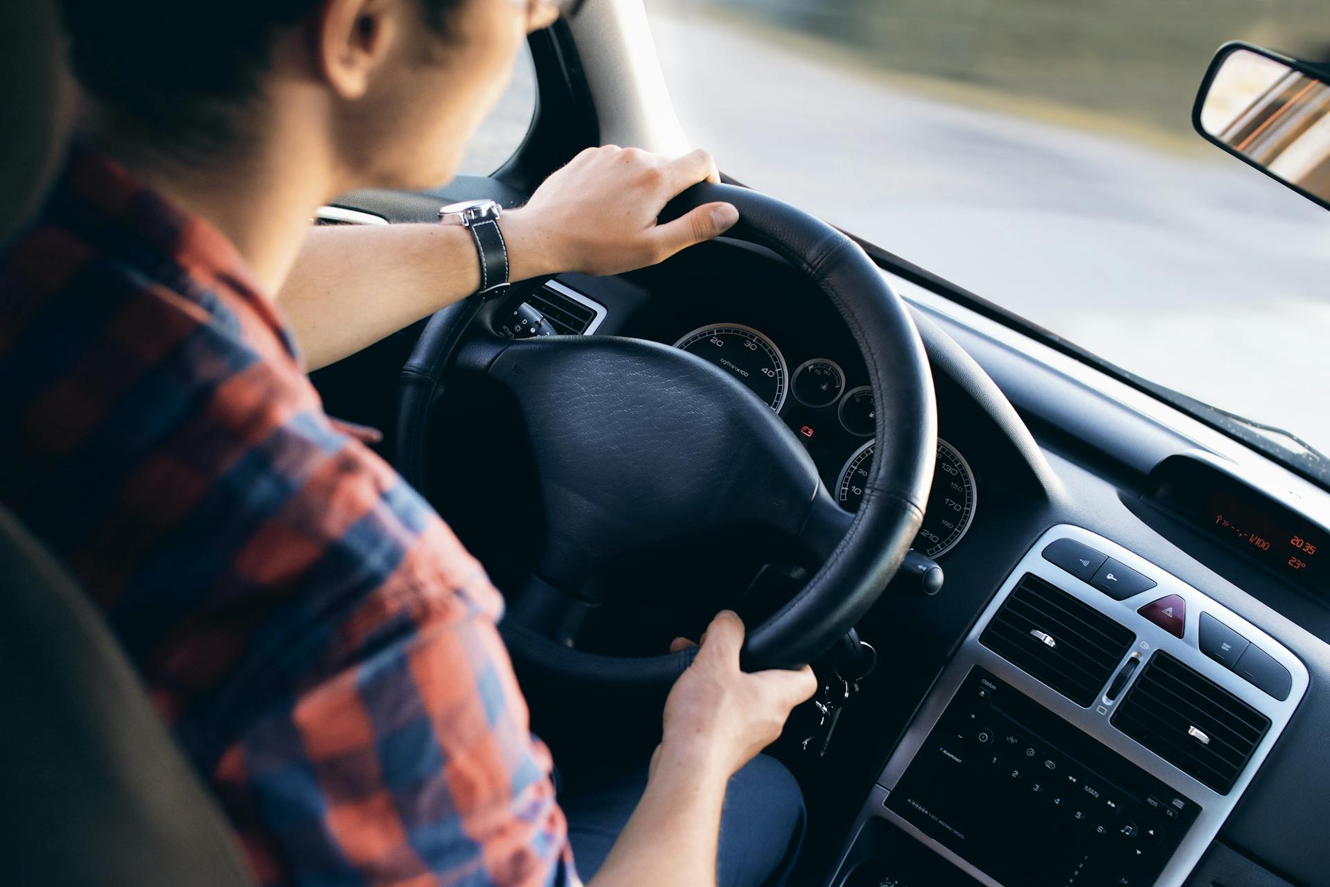 Man driving a car | Source: Pexels
