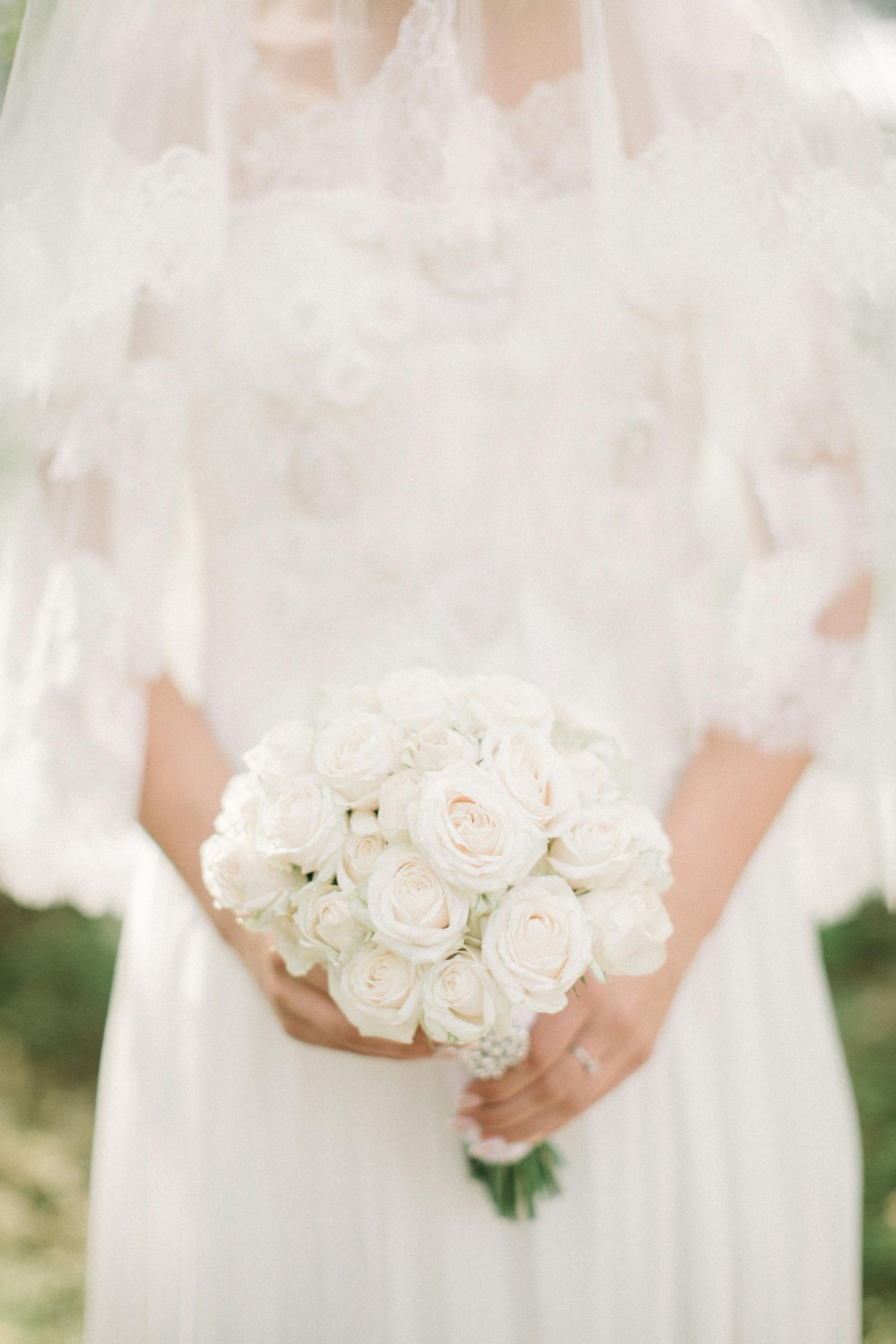 A bride holding a bouquet | Source: Pexels