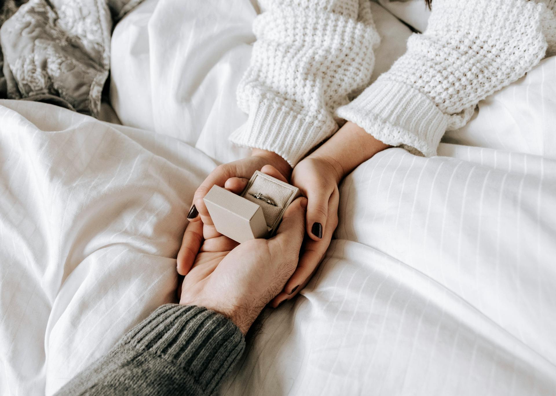 A close-up shot of a man proposing to his girlfriend | Source: Pexels