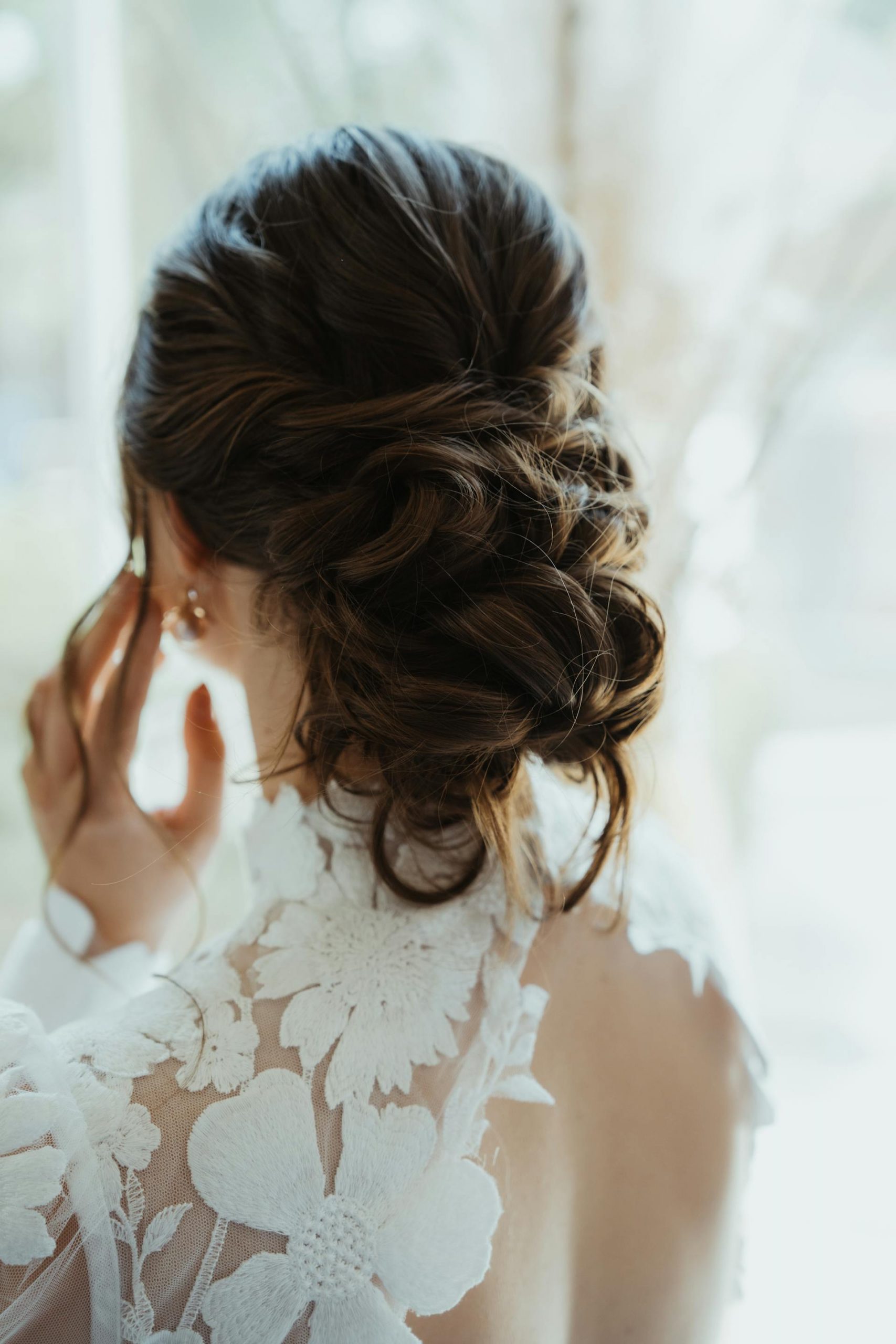 A back view of a woman in a bridal dress | Source: Pexels