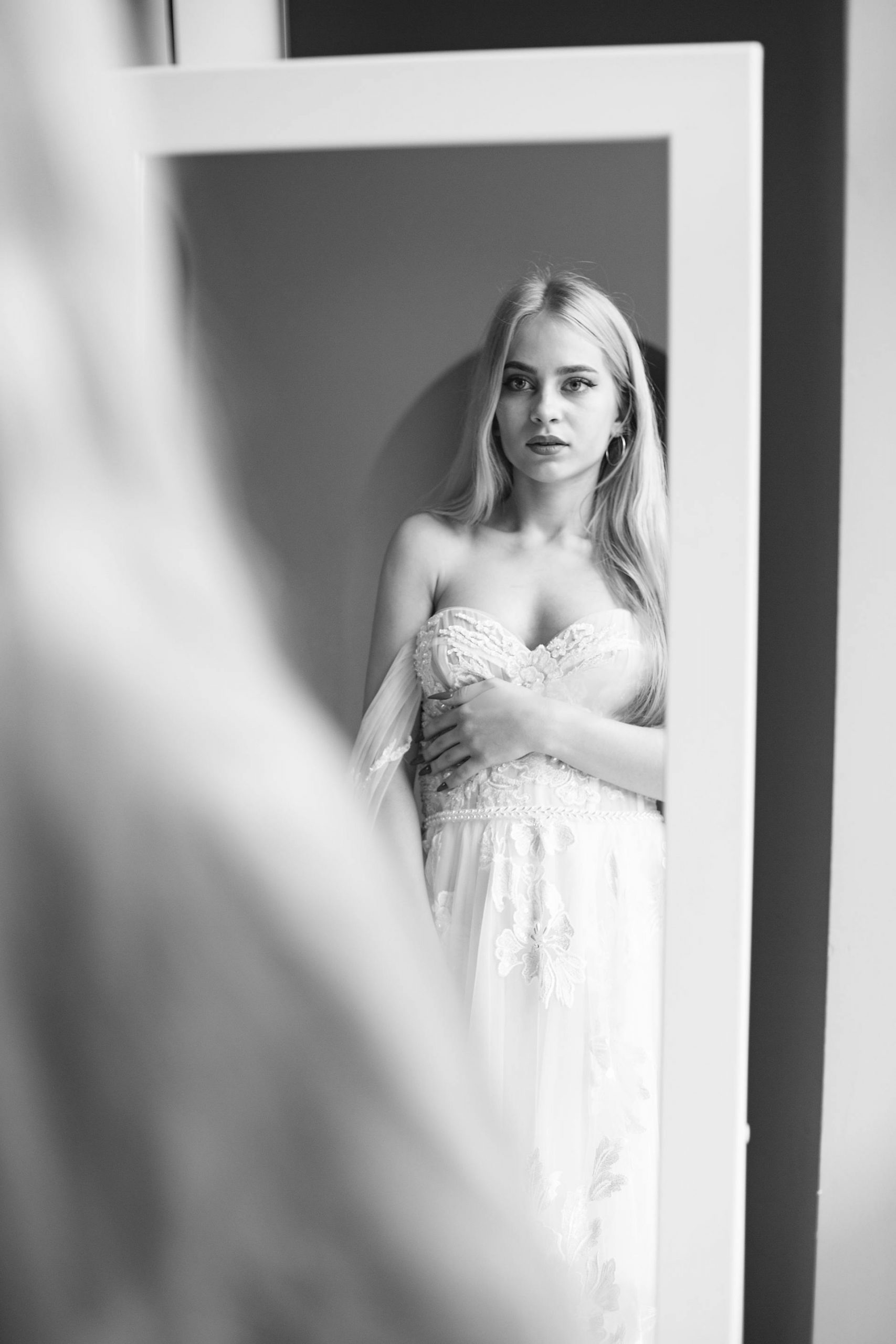A grayscale photo of a bride looking in the mirror | Source: Pexels