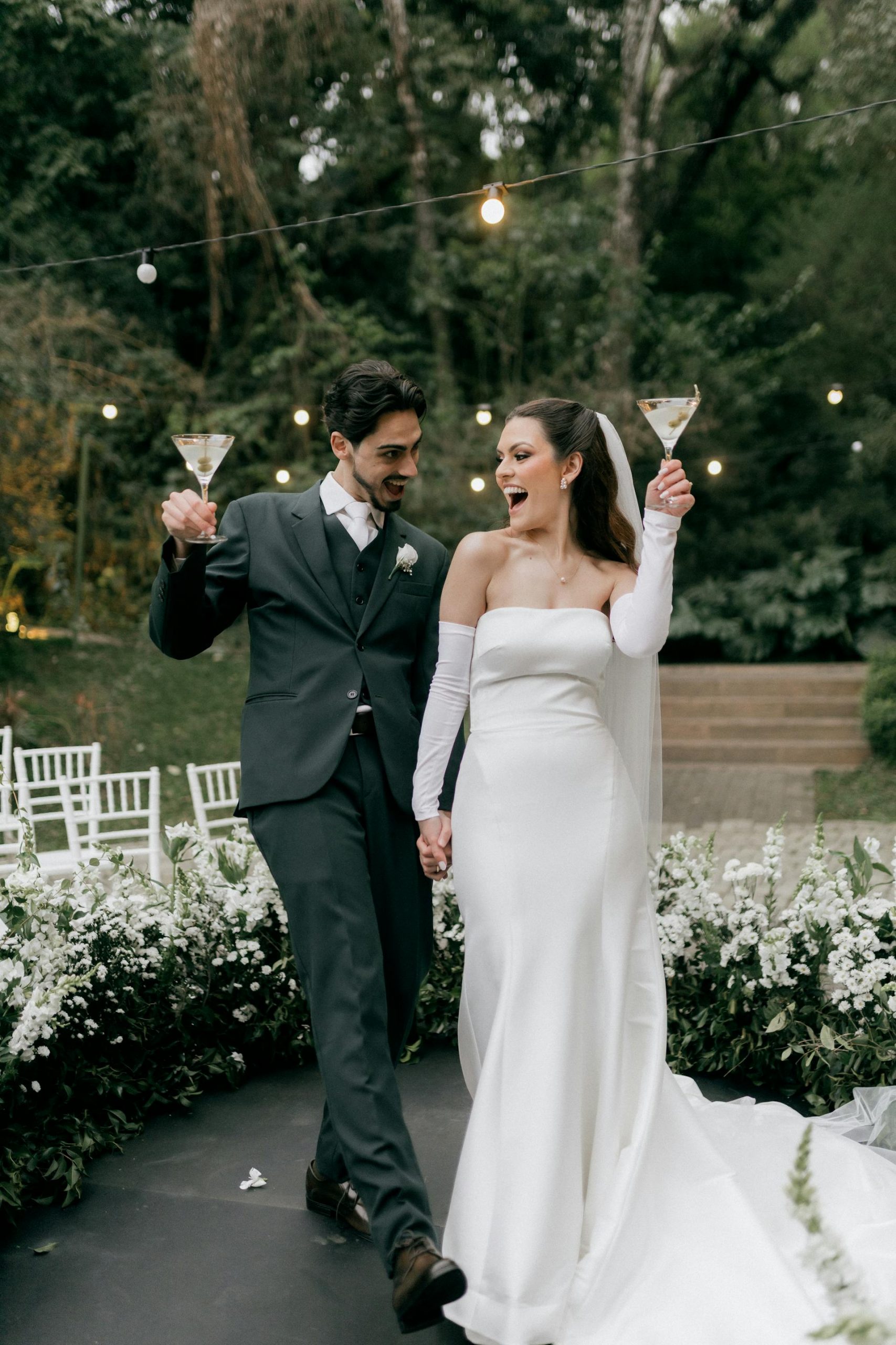 A bride and groom raising their glasses of drink | Source: Pexels