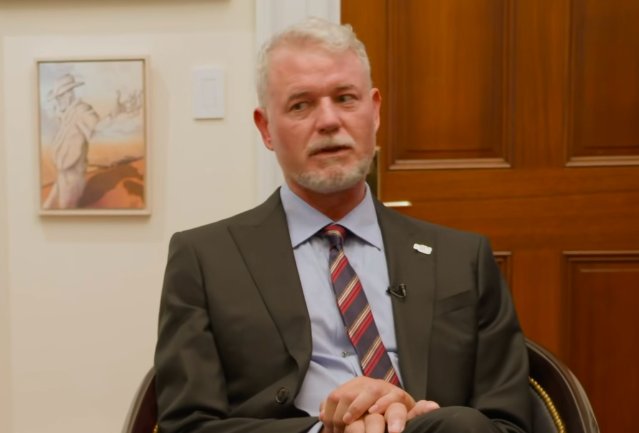 Eric Dane speaking to California Congressman Eric Swalwell about the fight against ALS, posted on September 30, 2025. | Source: TikTok/@swalwelleric