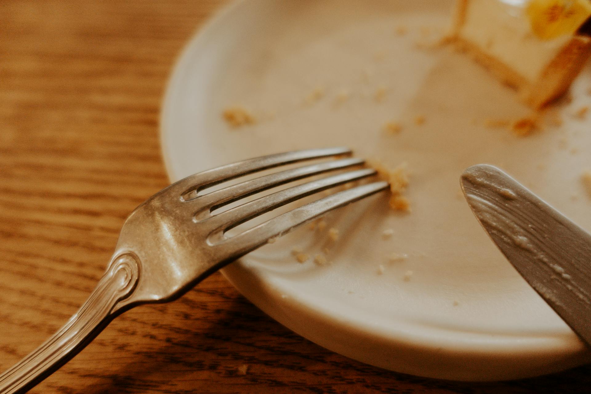 A close-up shot of cutlery on a table | Source: Pexels