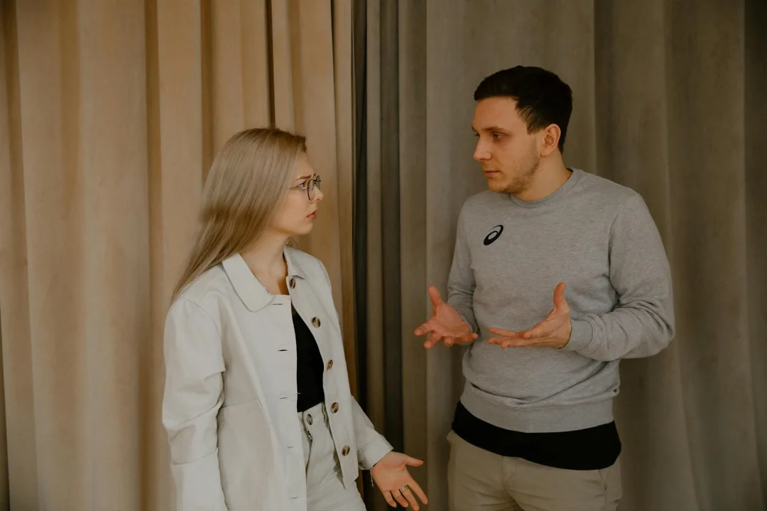A couple having a serious talk | Source: Pexels