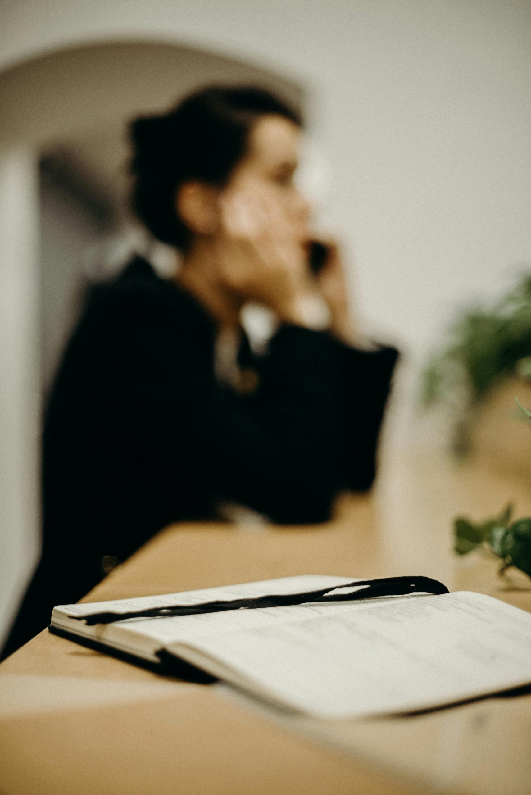 Blur photo of a woman on a phone call | Source: Pexels