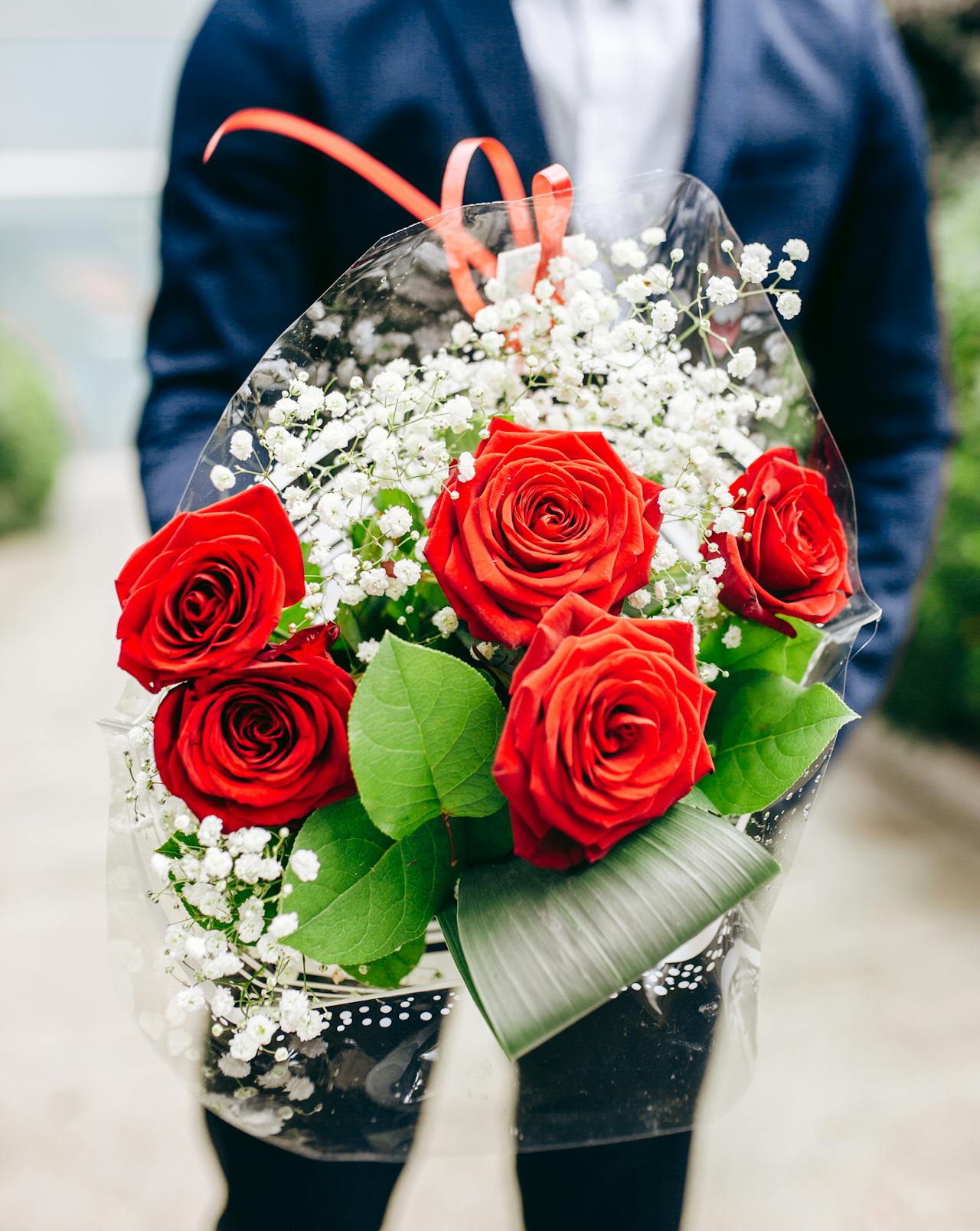 A man holding a bouquet of flowers | Source: Pexels