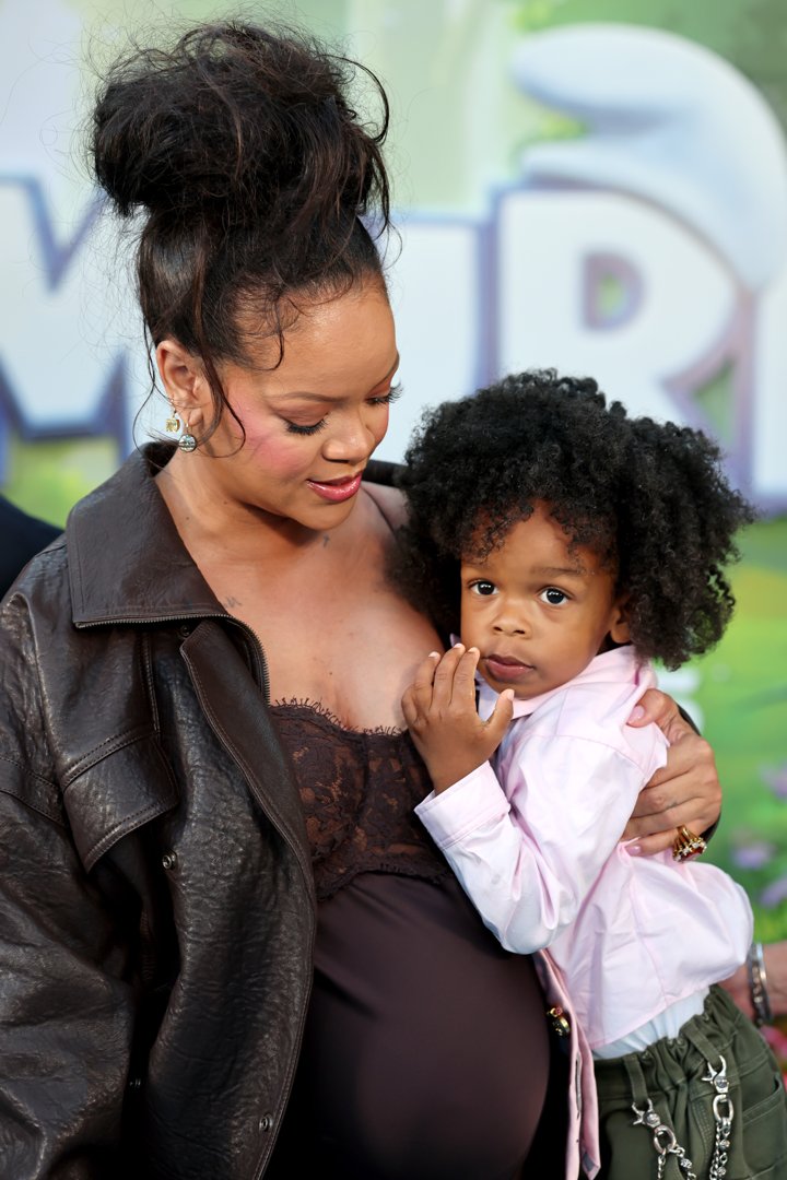 Rihanna holding her son RZA Athelston Mayers at the ''Smurfs'' premiere. | Source: Getty Images