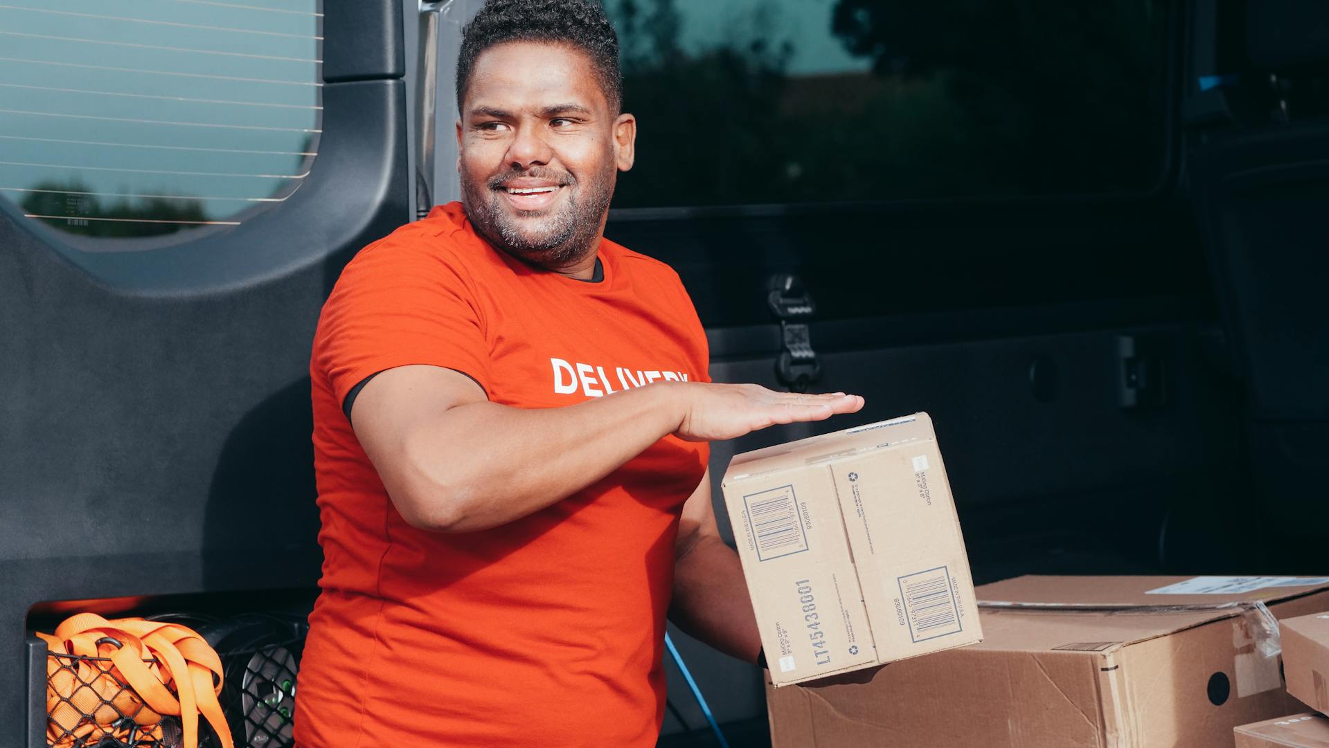 A delivery man | Source: Pexels