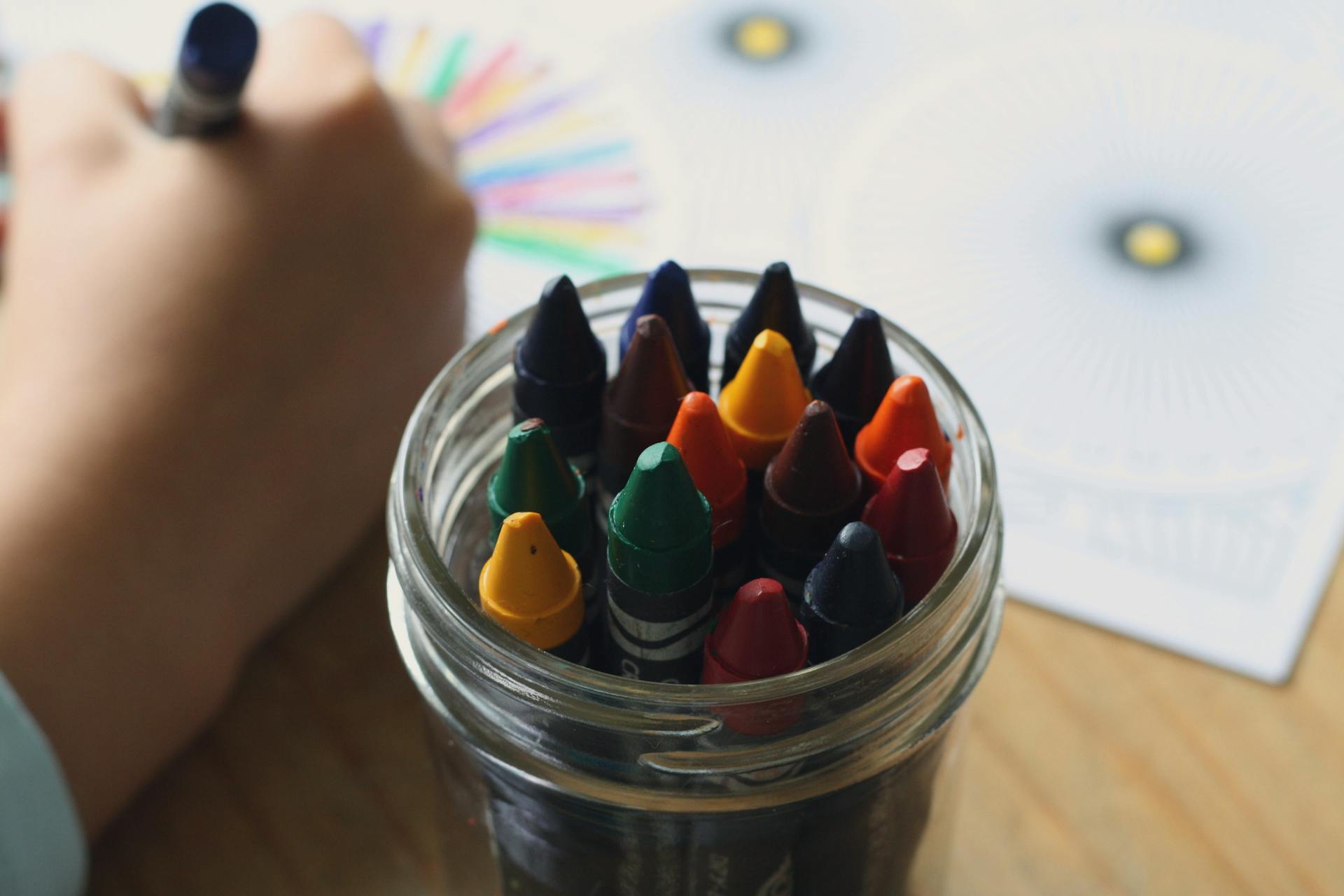 A child drawing with crayons | Source: Pexels