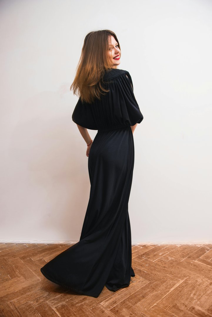 A woman in a black dress | Source: Pexels