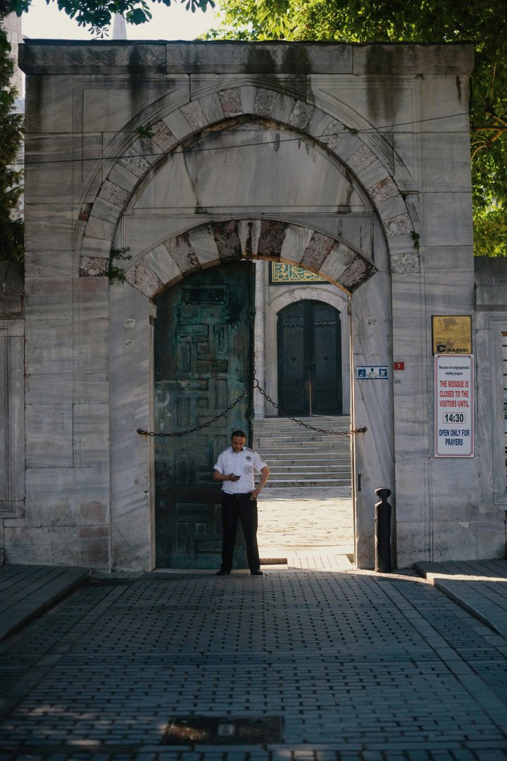 A guard at a gate of a building | Source: Pexels