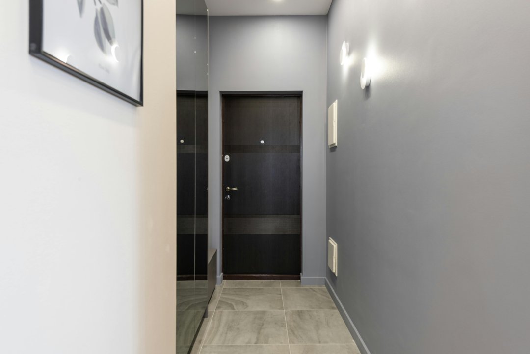 A closed door | Source: Pexels