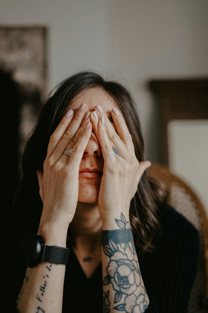 A sad woman rubbing her eyes | Source: Pexels