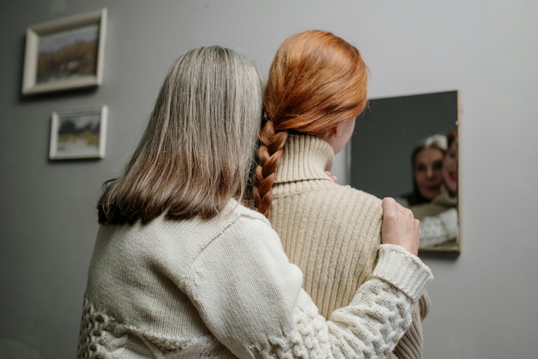 A mother and daughter hugging | Source: Pexels