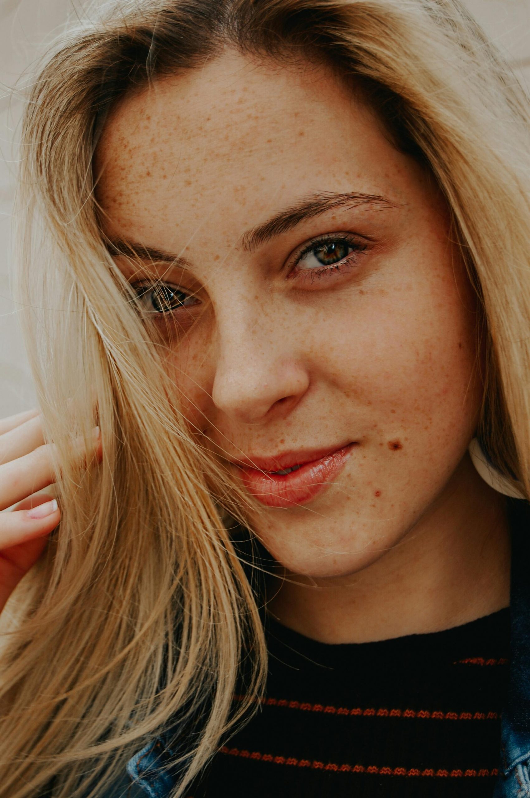 A close-up of a happy woman | Source: Pexels