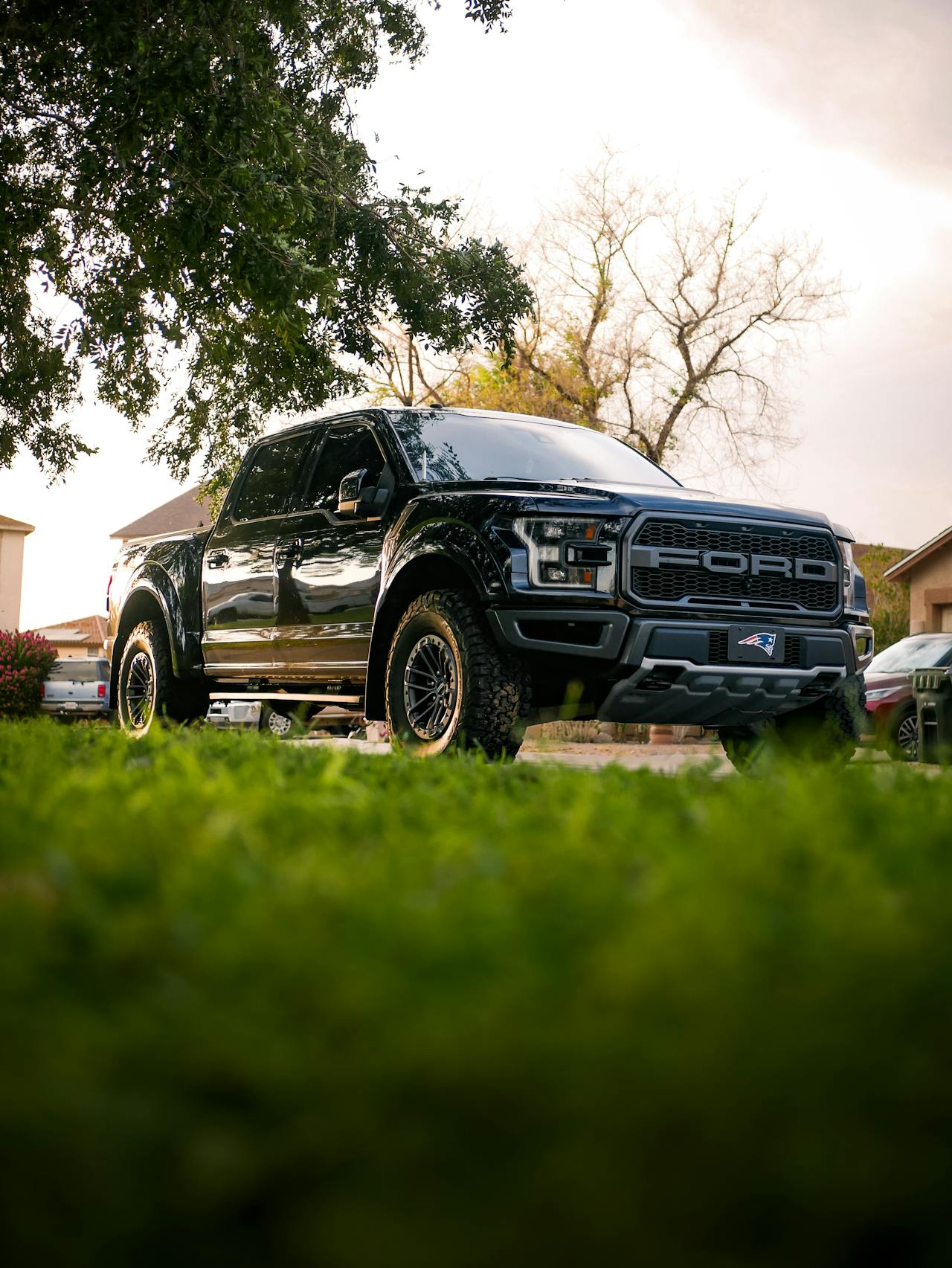 A black pickup truck | Source: Pexels