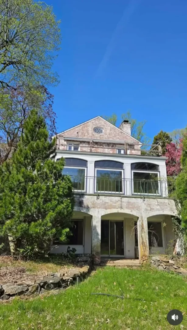 Richard and Alejandra's Gere former mansion, from a post dated May 28, 2025 | Source: Instagram/hudsonvalleyhouseparts