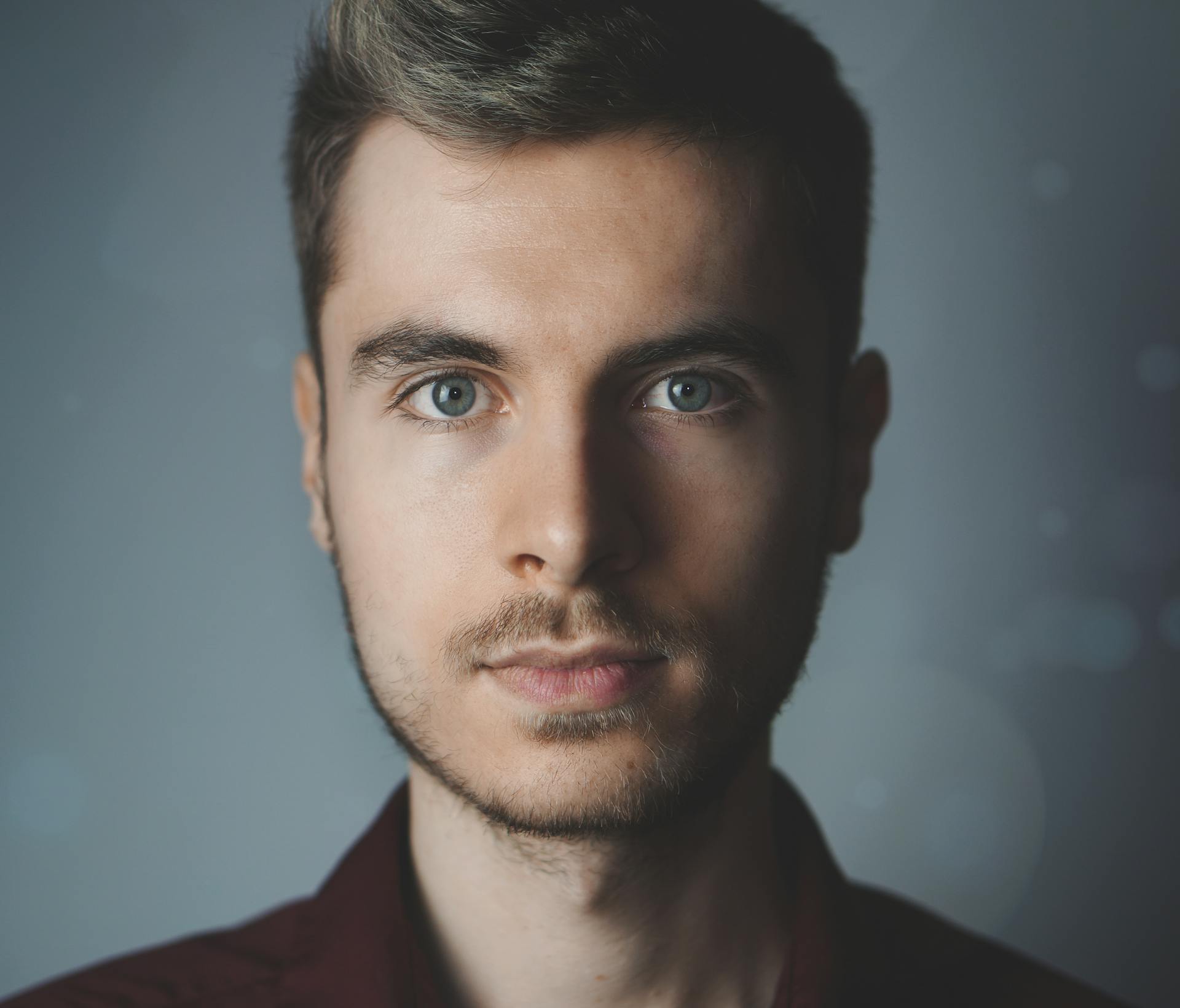 A man looking straight ahead | Source: Pexels