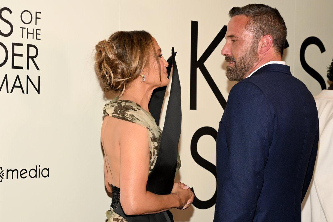 Jennifer Lopez and Ben Affleck looking at each other. | Source: Getty Images