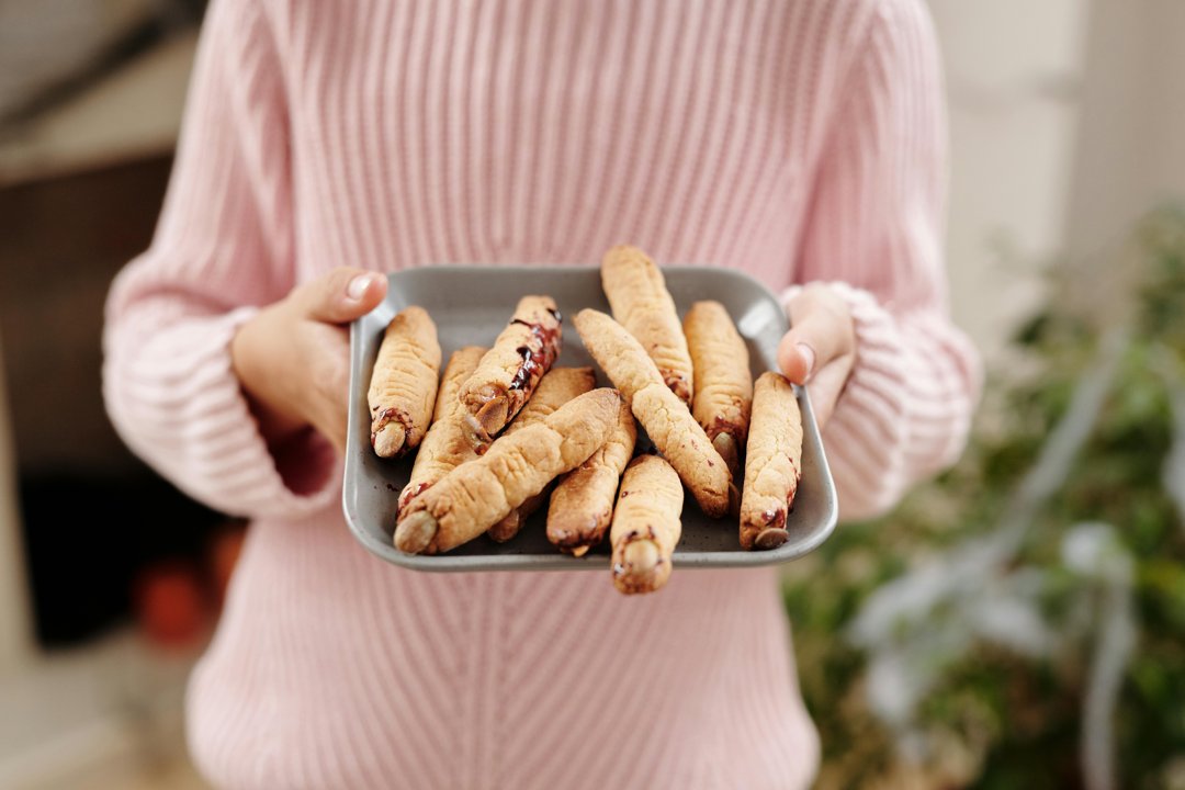 A woman holding food | Source: Pexels