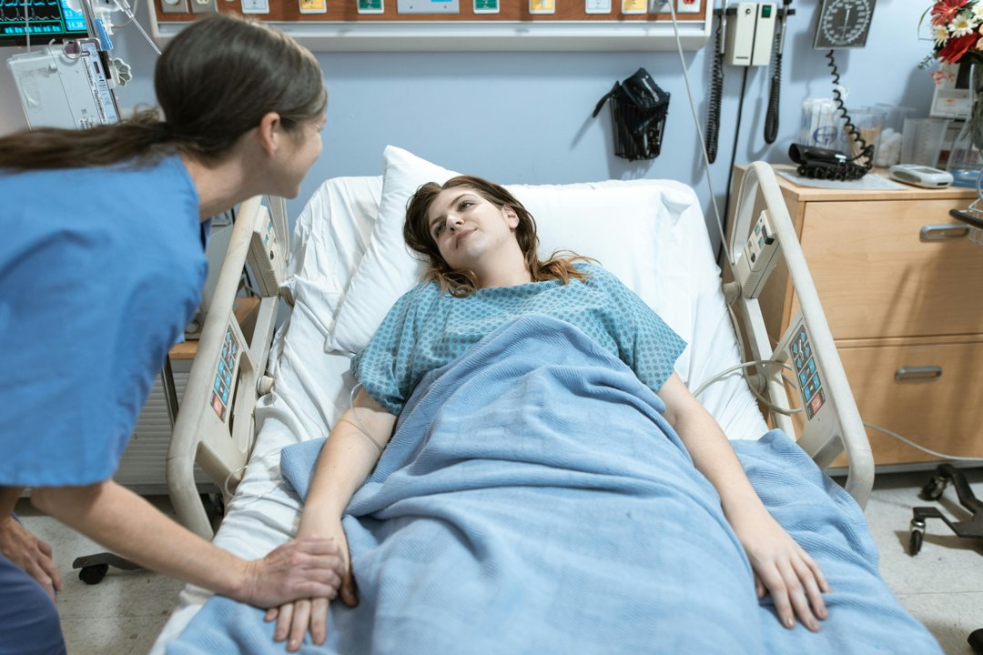 A woman lying in a hospital bed | Source: Pexels