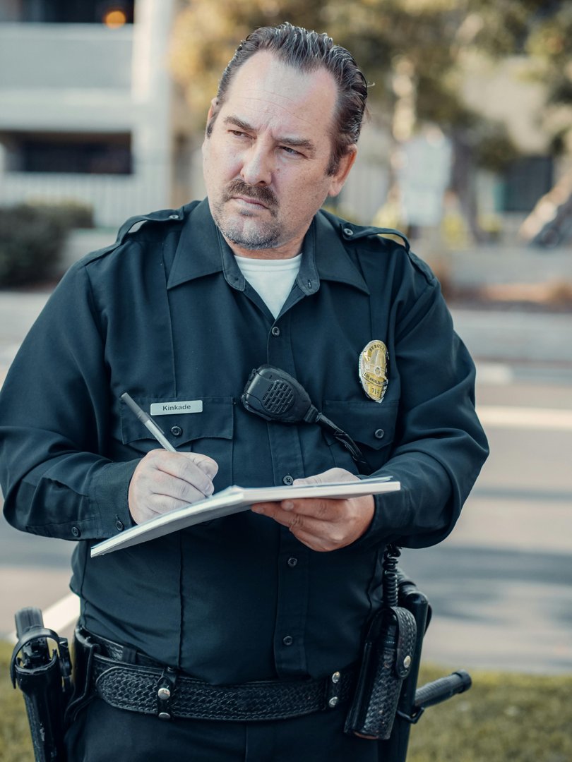 A policeman writing something | Source: Pexels