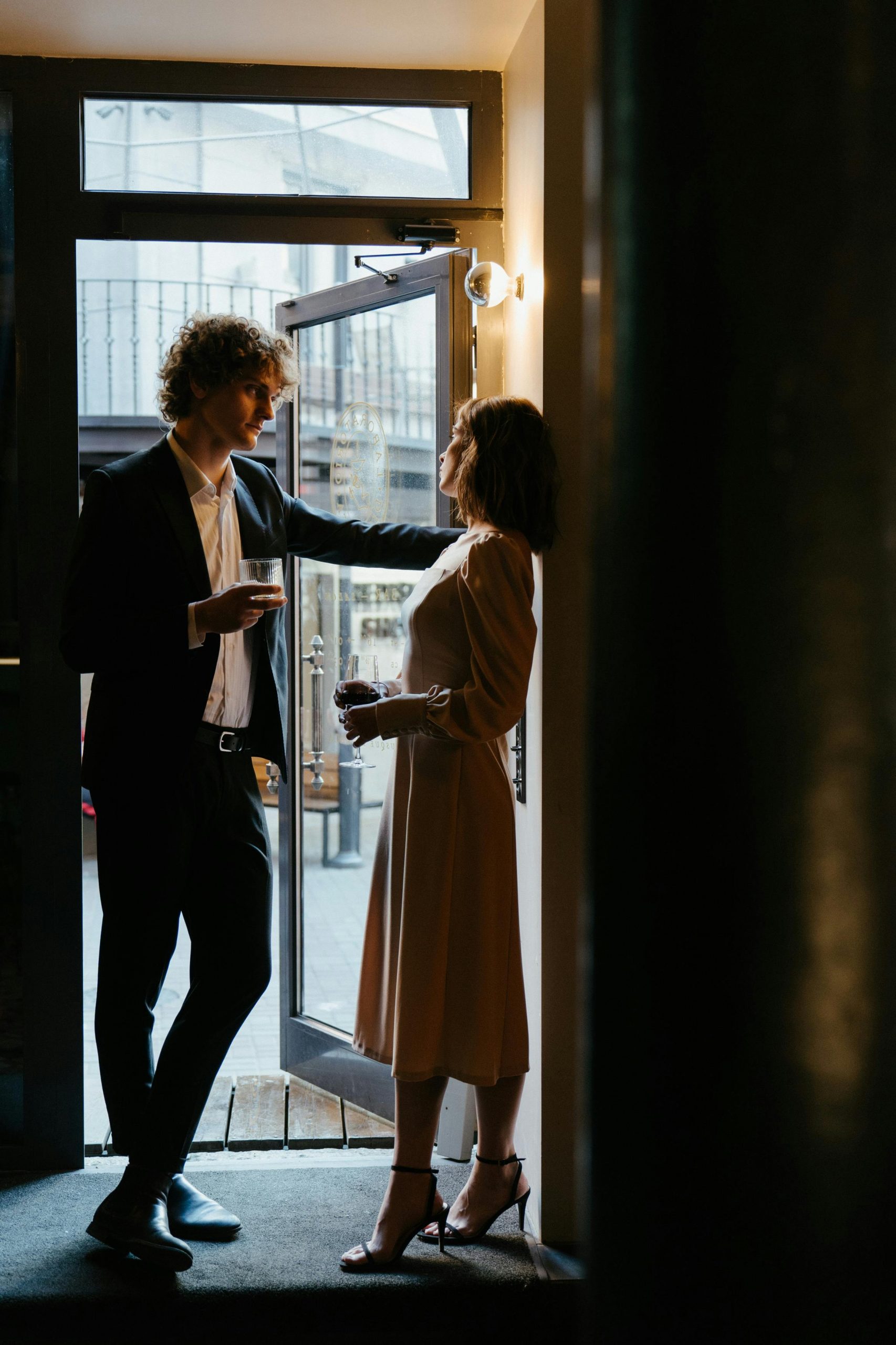 A couple talking | Source: Pexels