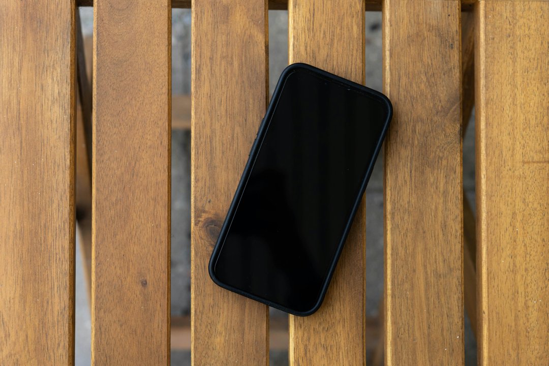 A phone on a table | Source: Pexels