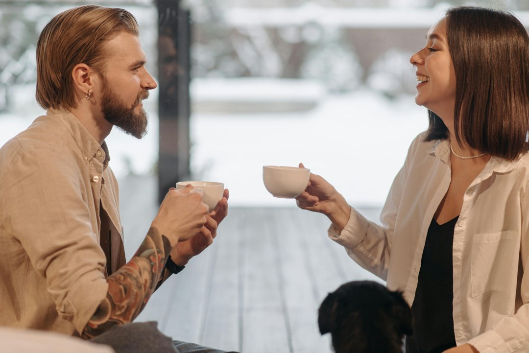 A happy couple talking | Source: Pexels
