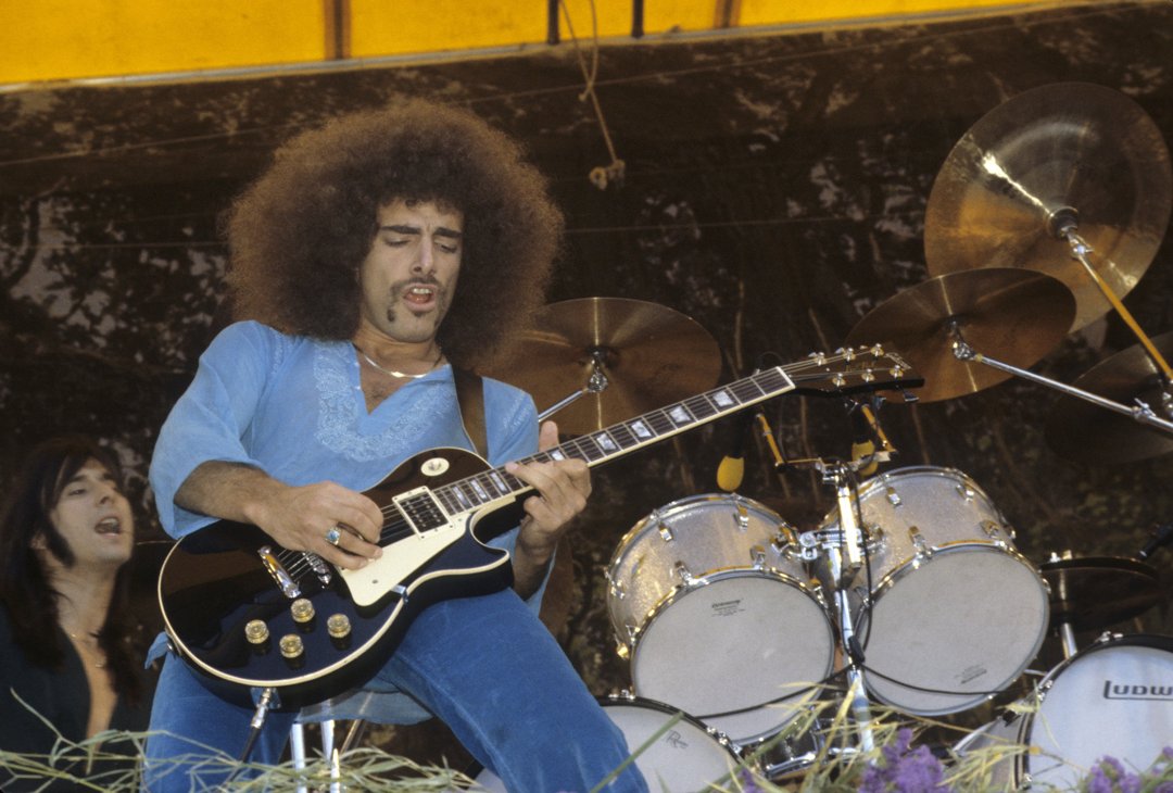 Steve Perry and Neal Schon of Journey perform live at The Oakland Coliseum in California on January 1, 1977 | Source: Getty Images
